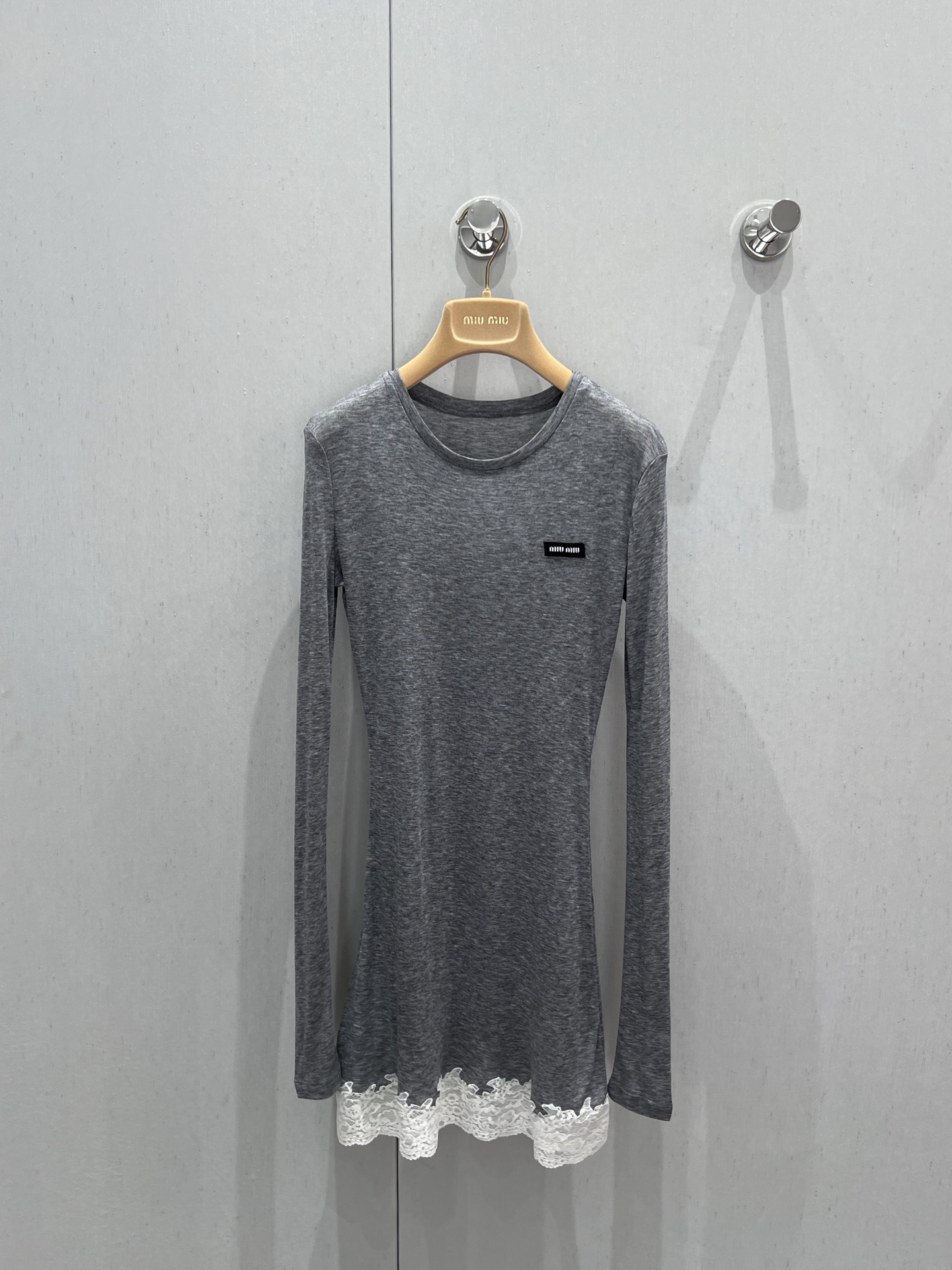 NO:331723,Miumi* 25Ss spring and summer new model, micro-label lace spliced ​​long sleeve mid-length T-shirt | Exclusive yb development!  High-end production!  Custom fabric, soft, delicate, huge and comfortable, classic brand logo patch embellishment, inner layer or single wear, S/M/L real-life details pictures, miumiu, tees, t-shirt, alexander wang19860909Miumi* 25Ss春夏新款 微标蕾丝拼接长袖中长款T恤丨独家yb开发！高版出品！定制面料,柔软细腻巨巨巨舒服,经典品牌logo贴布点缀,内搭叠穿或单穿都可以,现货发售S/M/Ｌ实拍细节图,,miumiu,tees，t-shirt,alexander wang,Women's clothing