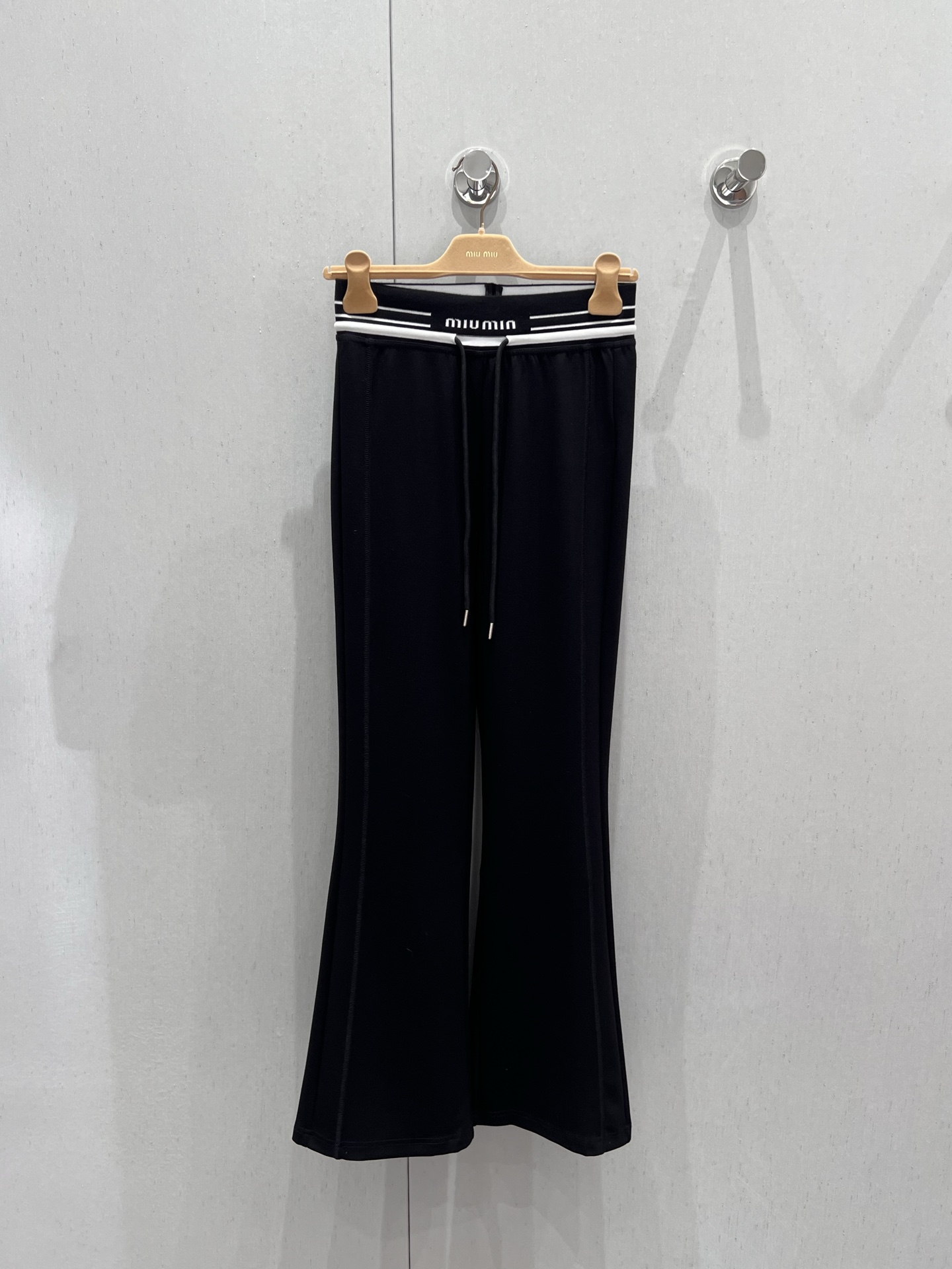 NO:327577,Miumi* 25Ss spring and summer new style contrasting letters waist slightly flicker casual pants | Exclusive high-end production!  The style of a must-have item with fashionable essence can be worn with a simple combination to create the casual and fashionable aura of fashion experts!  The upper body is the veritable leg slim and floor trousers. The legs look thinner and straighter. Suitable for girls of all shapes. More casual and practical wearing customized fabrics. The upper body is very comfortable. Any style can be controlled. Easy and casual. The daily matching rate is super high. S/M/L is available in stock. Miumiu, alexander wang.19860909Miumi* 25Ss春夏新款 撞色字母腰头微喇休闲裤丨独家高版出品！时髦精必收单品微喇的版型 简单搭配都能穿出时尚达人随意又时髦的气场！上身就是名副其实的腿精拖地裤的裤长 显得腿更细直 适合各种身材的女孩 更加休闲实穿定制面料 上身巨舒服 任何风格都可驾驭 轻松随意 日常出街搭配率超高 现货发售S/M/L,,miumiu,alexander wang,Women's clothing