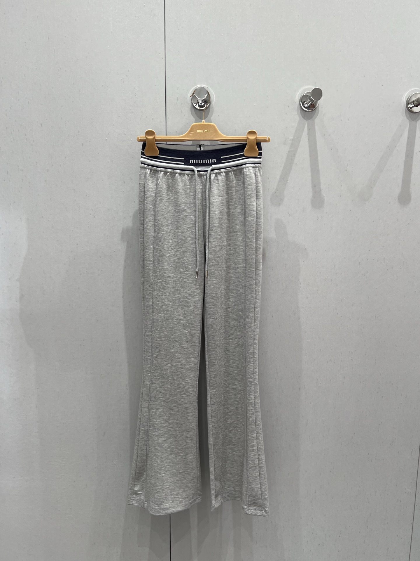 NO:327581,Miumi* 25Ss spring and summer new style contrasting letters waist slightly flicker casual pants | Exclusive high-end production!  The style of a must-have item with fashionable essence can be worn with a simple combination to create the casual and fashionable aura of fashion experts!  The upper body is the veritable leg slim and floor trousers. The legs look thinner and straighter. Suitable for girls of all shapes. More casual and practical wearing customized fabrics. The upper body is very comfortable. Any style can be controlled. Easy and casual. The daily matching rate is super high. S/M/L is available in stock. Miumiu, alexander wang.19860909Miumi* 25Ss春夏新款 撞色字母腰头微喇休闲裤丨独家高版出品！时髦精必收单品微喇的版型 简单搭配都能穿出时尚达人随意又时髦的气场！上身就是名副其实的腿精拖地裤的裤长 显得腿更细直 适合各种身材的女孩 更加休闲实穿定制面料 上身巨舒服 任何风格都可驾驭 轻松随意 日常出街搭配率超高 现货发售S/M/L,,miumiu,alexander wang,Women's clothing