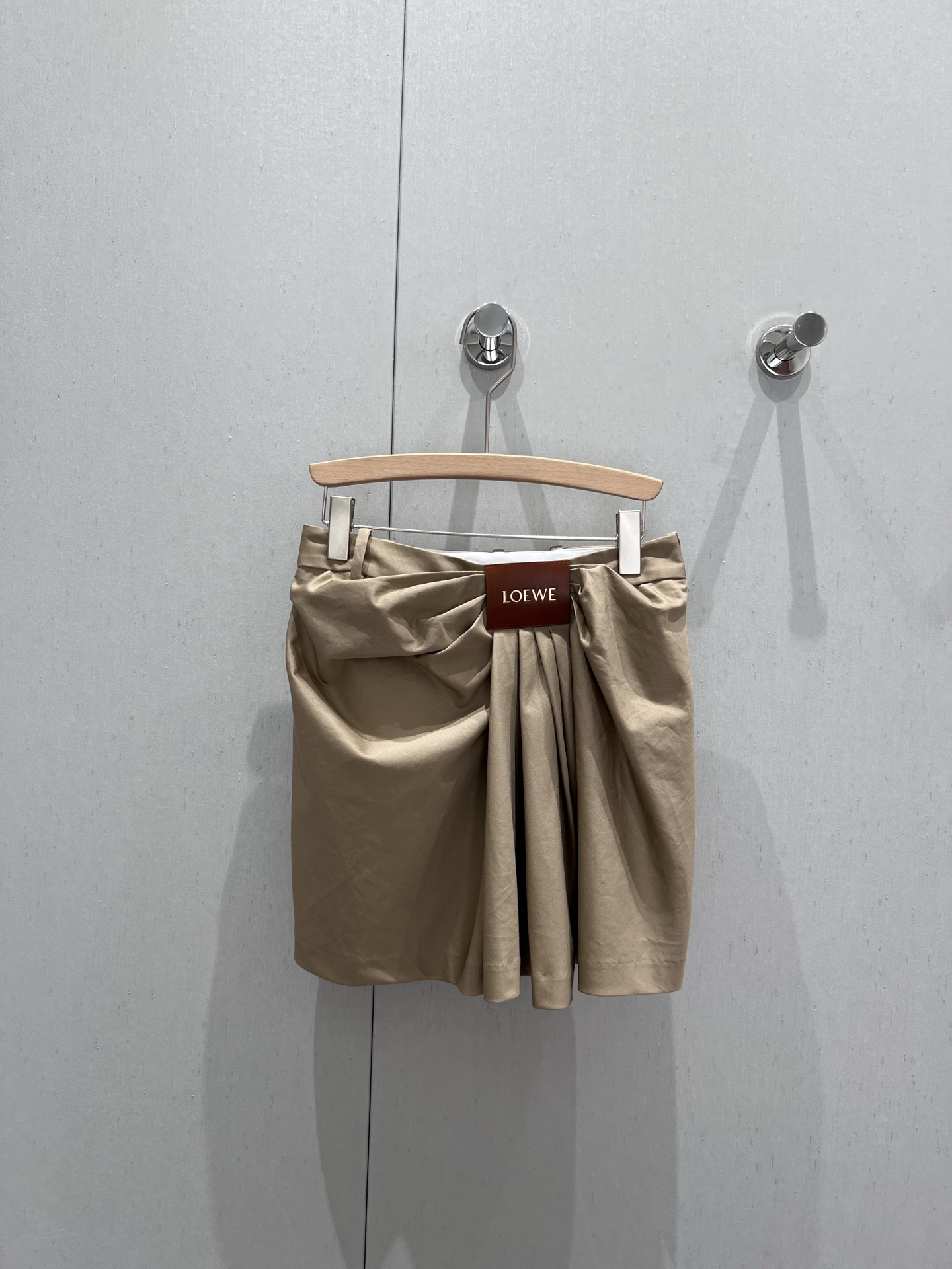 NO:411025,Support replacement Loew* 25Ss spring and summer new style, vertical cut pleated design skirt丨Exclusive yb development!  High-end production!  Modern and fashionable leather brand fixed pleat design feels super strong!  Customized waist-mounted style is not picky!  Imported twill pure cotton fabric has super texture!  The classic style is versatile and fashionable!  Super slim on the upper body!  The imported pure cotton fabric has a wide and stylish texture!  Highly recommended single items, S/M/L on sale in stock, real photos, loewe, skirts, alexander wang19860909支持换款 Loew* 25Ss春夏新款 立裁褶皱设计半裙丨独家yb开发！高版出品！摩登时髦皮牌固定褶皱设计感超强！定制腰贴版型不挑人！进口斜纹纯棉布面料质感超物！经典版型百搭又时髦！上身超显瘦！进口纯棉面料质感挺阔有型！强烈推荐单品,现货发售S/M/L 实拍细节图,,loewe,skirts,alexander wang,Women's clothing