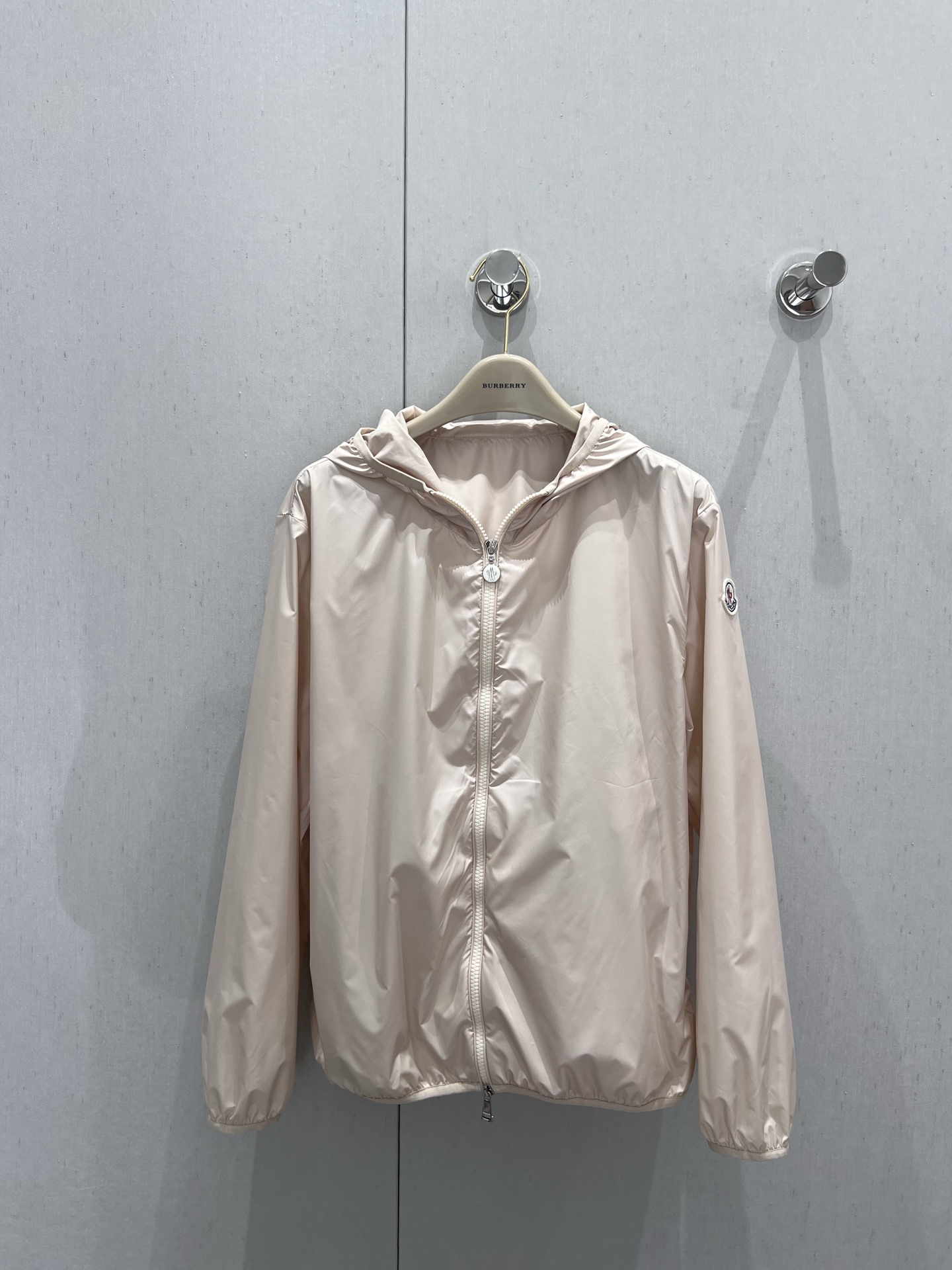 NO:328120,Moncle* 25Ss spring and summer new style windproof sun protection hooded jacket | Exclusive yb development!  High-end production!  The ceiling in the clothes is cold and cool, dry, not stuffy, light and breathable, quick drying, light cherry blossom powder (not that very bright color, giving people a very gentle feeling when worn in summer, unique, classic, cool and generous. S/M/L, Jackets & coats, hats, alexander wang19860909Moncle* 25Ss春夏新款 防风防晒连帽外套丨独家yb开发！高版出品！衣服里的天花板穿着冰冰凉凉的,干爽不闷热轻盈透气速干,淡淡的樱花粉(不是那种非常艳的颜色, 给人一种很温柔的感觉夏天穿起来独特又经典又凉爽大方,现货发售S/M/L,,jackets & coats,hats,alexander wang,Women's clothing