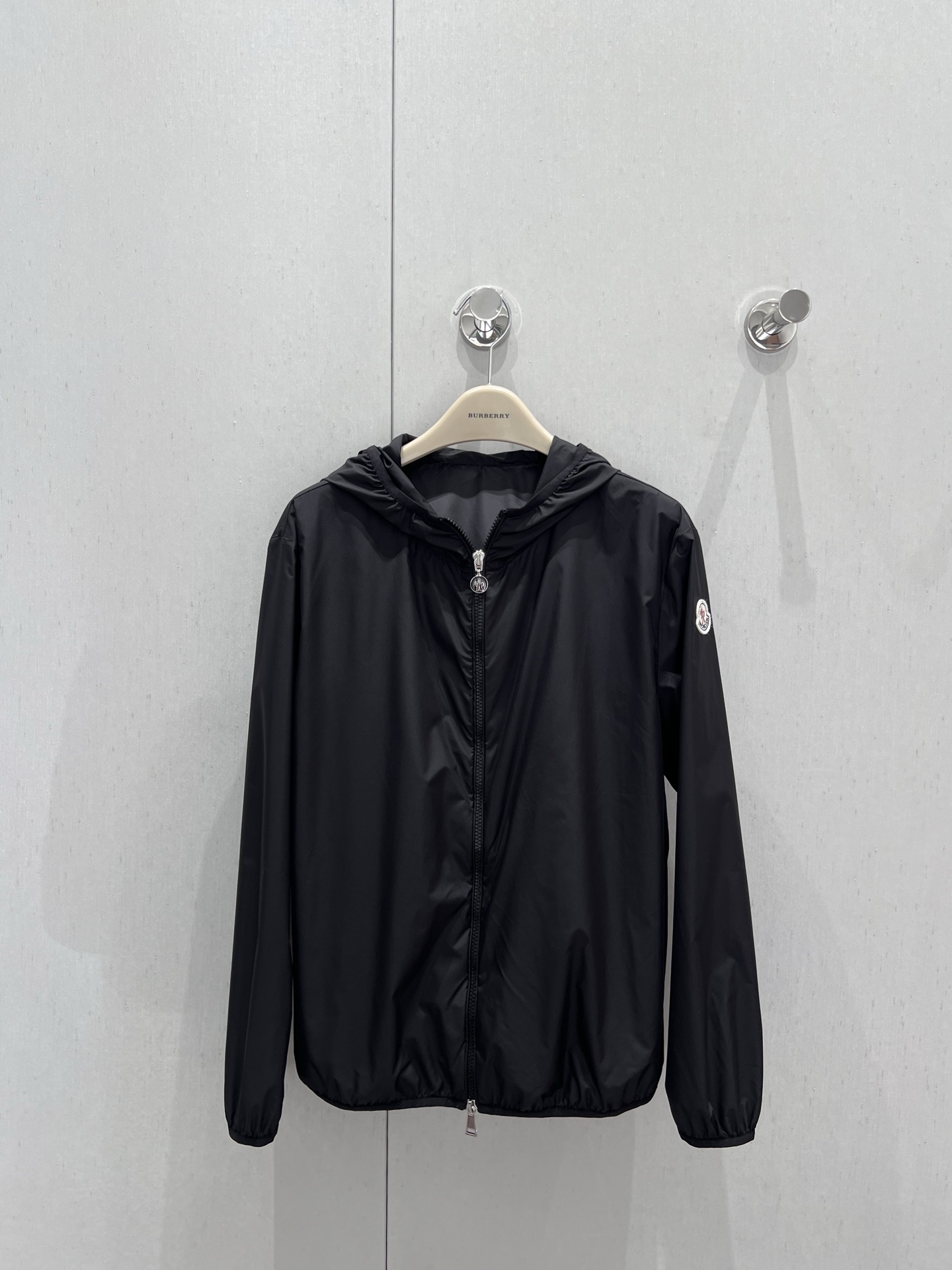 NO:328124,Moncle* 25Ss spring and summer new style windproof sun protection hooded jacket | Exclusive yb development!  High-end production!  The ceiling in the clothes is cold and cool, dry, not stuffy, light and breathable, quick drying, light cherry blossom powder (not that very bright color, giving people a very gentle feeling when worn in summer, unique, classic, cool and generous. S/M/L, Jackets & coats, hats, alexander wang19860909Moncle* 25Ss春夏新款 防风防晒连帽外套丨独家yb开发！高版出品！衣服里的天花板穿着冰冰凉凉的,干爽不闷热轻盈透气速干,淡淡的樱花粉(不是那种非常艳的颜色, 给人一种很温柔的感觉夏天穿起来独特又经典又凉爽大方,现货发售S/M/L,,jackets & coats,hats,alexander wang,Women's clothing