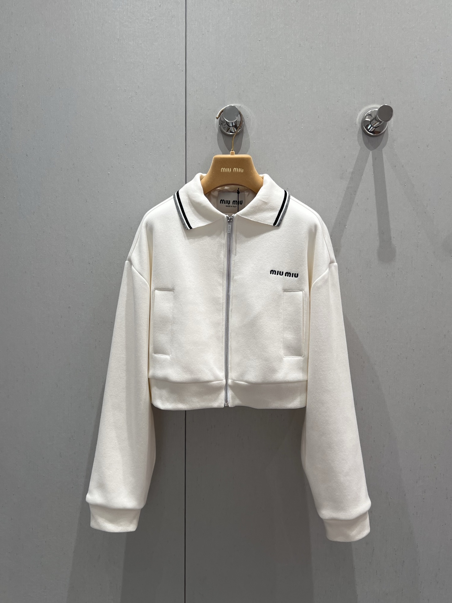 NO:327562,Jacket Skirt Miumi* 25Ss Spring and Summer New Style Fashionable Lapel Zipper Short Jacket   Skirt | Exclusive YB Development!  High-end production!  Custom imported high-density double-stranded pearl-floor pure cotton has a wide and stylish surface. It has a loose fit and is extremely beautiful!  Retro sweet girl’s age-reducing outfit!  The embroidered letter logo is low-key and luxurious!  The imported pure cotton fabric has a great texture. It can be sweet or salty and versatile and not picky!  Workmanship quality depends on details. S/M/L is available in stock, miumiu, skirts, jackets & coats, alexander wang19860909外套 半裙Miumi* 25Ss春夏新款 时髦风翻领拉链短外套 半裙丨独家yb开发！高版出品！定制进口高密双股珠地纯棉面挺阔有型.宽松版型上身绝绝子！复古风甜妹减龄穿搭！刺绣字母logo低调奢华！进口纯棉面料质感超赞.可甜可盐百搭不挑人！做工品质看细节 现货发售S/M/L,,miumiu,skirts,jackets & coats,alexander wang,Women's clothing