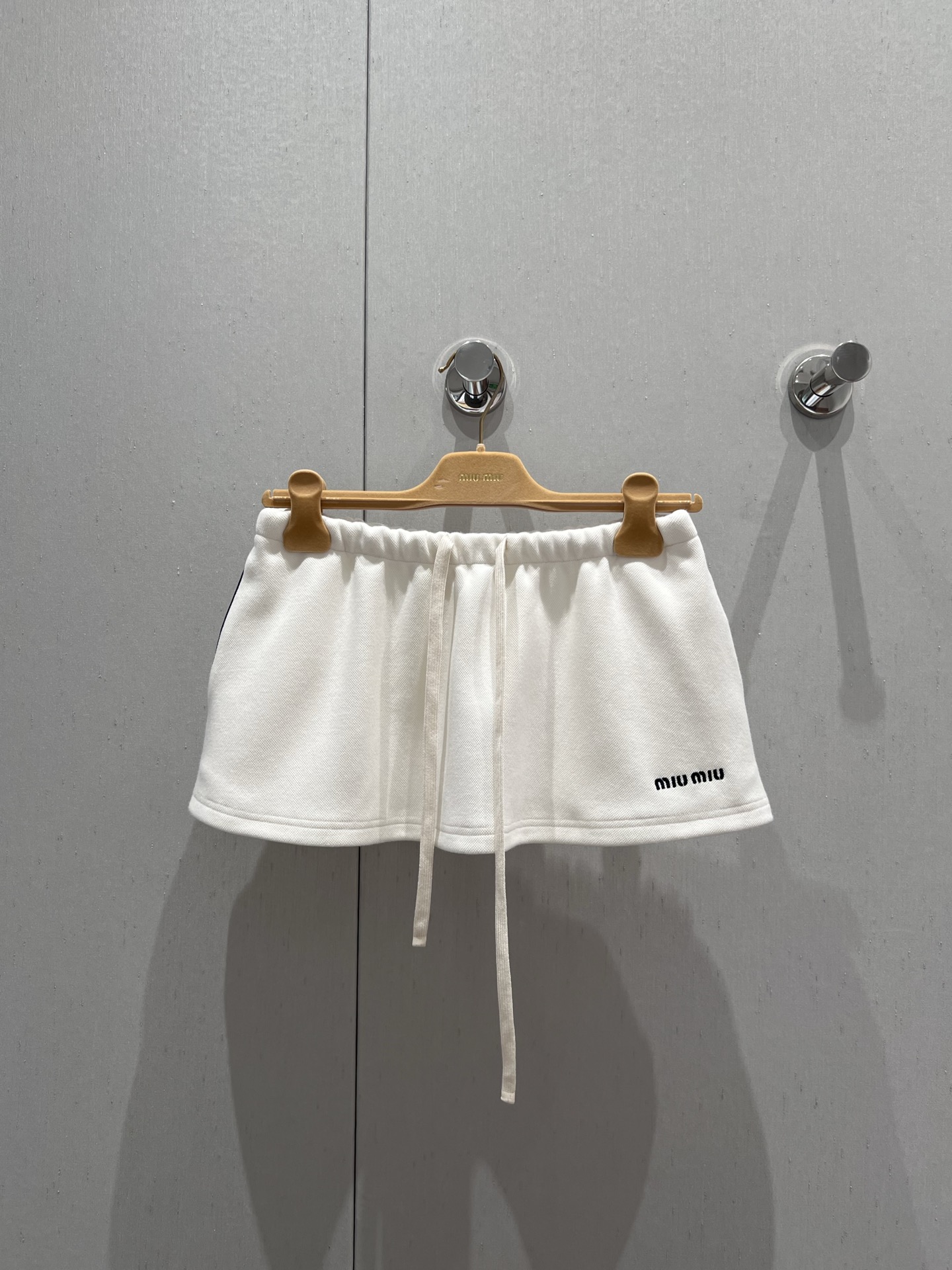 NO:327568,Jacket Skirt Miumi* 25Ss Spring and Summer New Style Fashionable Lapel Zipper Short Jacket   Skirt | Exclusive YB Development!  High-end production!  Custom imported high-density double-stranded pearl-floor pure cotton has a wide and stylish surface. It has a loose fit and is extremely beautiful!  Retro sweet girl’s age-reducing outfit!  The embroidered letter logo is low-key and luxurious!  The imported pure cotton fabric has a great texture. It can be sweet or salty and versatile and not picky!  Workmanship quality depends on details. S/M/L is available in stock, miumiu, skirts, jackets & coats, alexander wang19860909外套 半裙Miumi* 25Ss春夏新款 时髦风翻领拉链短外套 半裙丨独家yb开发！高版出品！定制进口高密双股珠地纯棉面挺阔有型.宽松版型上身绝绝子！复古风甜妹减龄穿搭！刺绣字母logo低调奢华！进口纯棉面料质感超赞.可甜可盐百搭不挑人！做工品质看细节 现货发售S/M/L,,miumiu,skirts,jackets & coats,alexander wang,Women's clothing