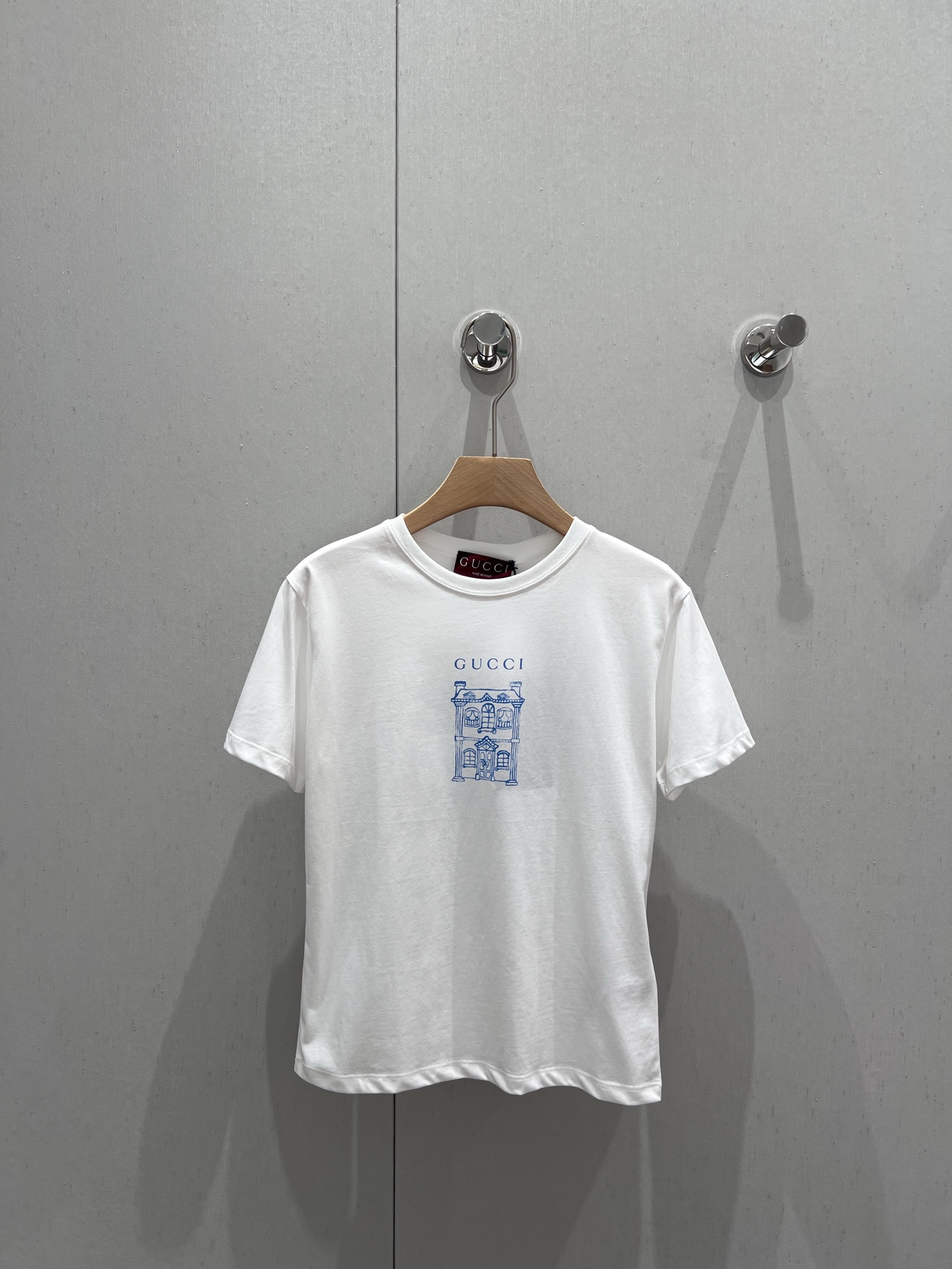 NO:327572,Gucc* 25Ss Spring and Summer New Cartoon Fun Architectural Print Short-Sleeve T-Shirt丨Exclusive High-Performance Production!  Full of design, clean and refreshing, full of youthful vitality, it's really hard not to love it!  The concave shape is a perfect look. The classic small round neck design is simple and easy to wear. It is eye-catching when walking on the street!  The youthful and energetic feeling is 100% customized fabric with a slight return rate. The texture is super comfortable!  Close your eyes and rush!  S/M/L, gucci, T-shirt,tees, t-shirt,alexander wang19860909Gucc* 25Ss春夏新款 卡通趣味建筑印花短袖T恤丨独家高版出品！设计感十足 干净又清爽 满满的青春活力 真的狠难不爱啊！凹起造型来妥妥的好看经典的小圆领设计简洁好穿 走在街上吸睛度满分！青春又活力的感觉穿出街回头率百分百定制面料 质感超级舒适！都给我闭眼冲！现货发售S/M/L,,gucci,T-shirt,tees，t-shirt,alexander wang,Women's clothing