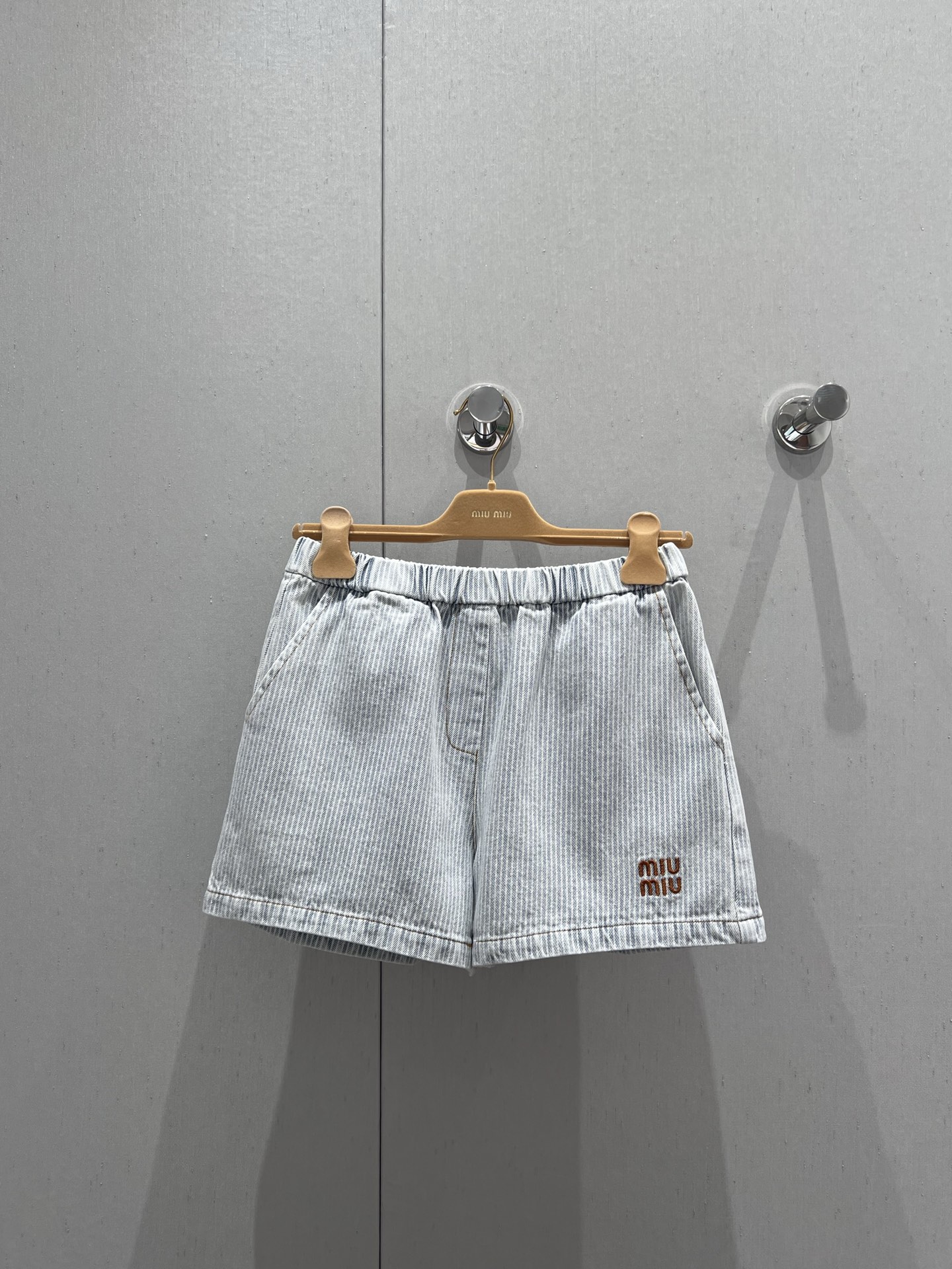 NO:327574,Shirt 230 Shorts Miumi* 25Ss Spring and Summer New Style Light Washed Striped Denim Short Shirt   Shorts丨Exclusive High Edition Production!  The burr wash process is absolutely amazing!  The brown embroidered letter logo is low-key and luxurious, the original customized colored woven stripes imported washing cowboy has a soft and delicate texture. The loose and short style makes the upper body look slim!  It is sweet and salty, and has a girlish style that reduces age. It is versatile and not picky!  Workmanship quality depends on the details. S/M/L is available in stock, miumiu, shorts, shirts, alexander wang19860909衬衫 230短裤 Miumi* 25Ss春夏新款 浅色水洗条纹牛仔短款衬衫 短裤丨独家高版出品！毛边洗水工艺绝绝子！棕色刺绣字母logo低调奢华,原版定制色织条纹进口洗水牛仔柔软细腻质感超赞.宽松小短款版型上身巨显瘦！可甜可盐气质减龄少女风百搭不挑人！做工品质看细节.现货发售S/M/L,,miumiu,shorts,shirts,alexander wang,Women's clothing
