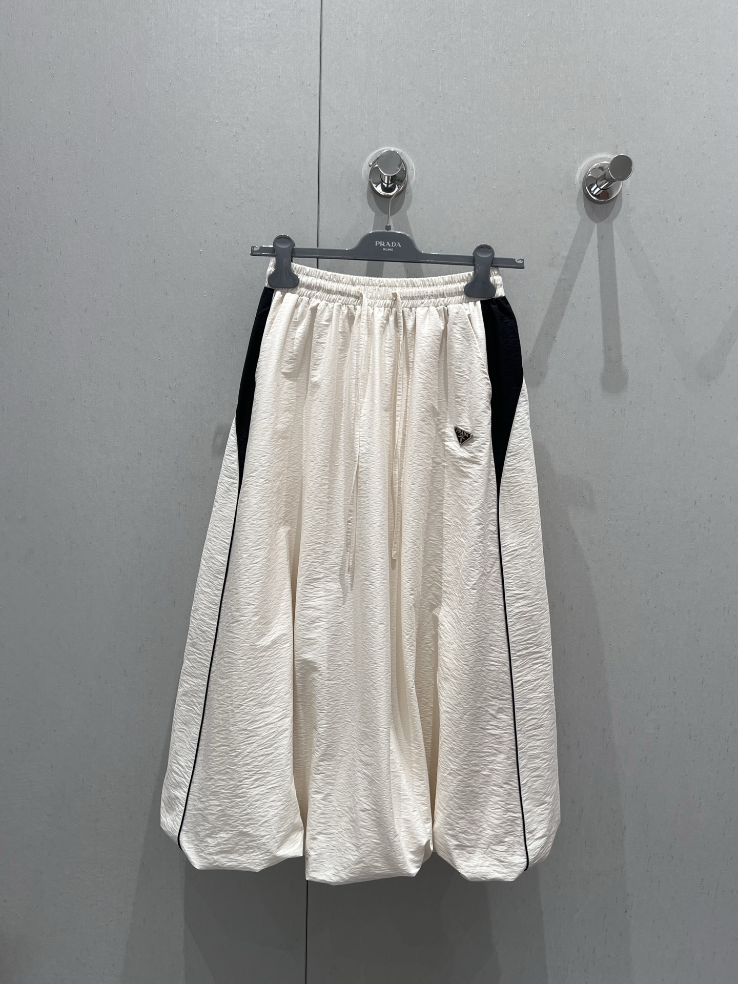 NO:327573,Prad* 25Ss spring and summer new style contrasting work skirt丨Exclusive high-end production!  Low-key luxury three-dimensional tailoring, streamlined line design, noble and elegant, and gentle and intellectual temperament. Imported special materials, soft and comfortable lining, will be amazing when you receive it. The custom fabric has a great texture!  S/M/L, prada, skirts, alexander wang19860909Prad* 25Ss春夏新款 撞色工装半身裙丨独家高版出品！低调奢华立体剪裁 精简线条感设计 高贵典雅又尽显温柔知性的气质 进口特殊材质 里衬柔软舒适 收到手会很惊艳 定制面料质感超赞！现货发售S/M/L,,prada,skirts,alexander wang,Women's clothing