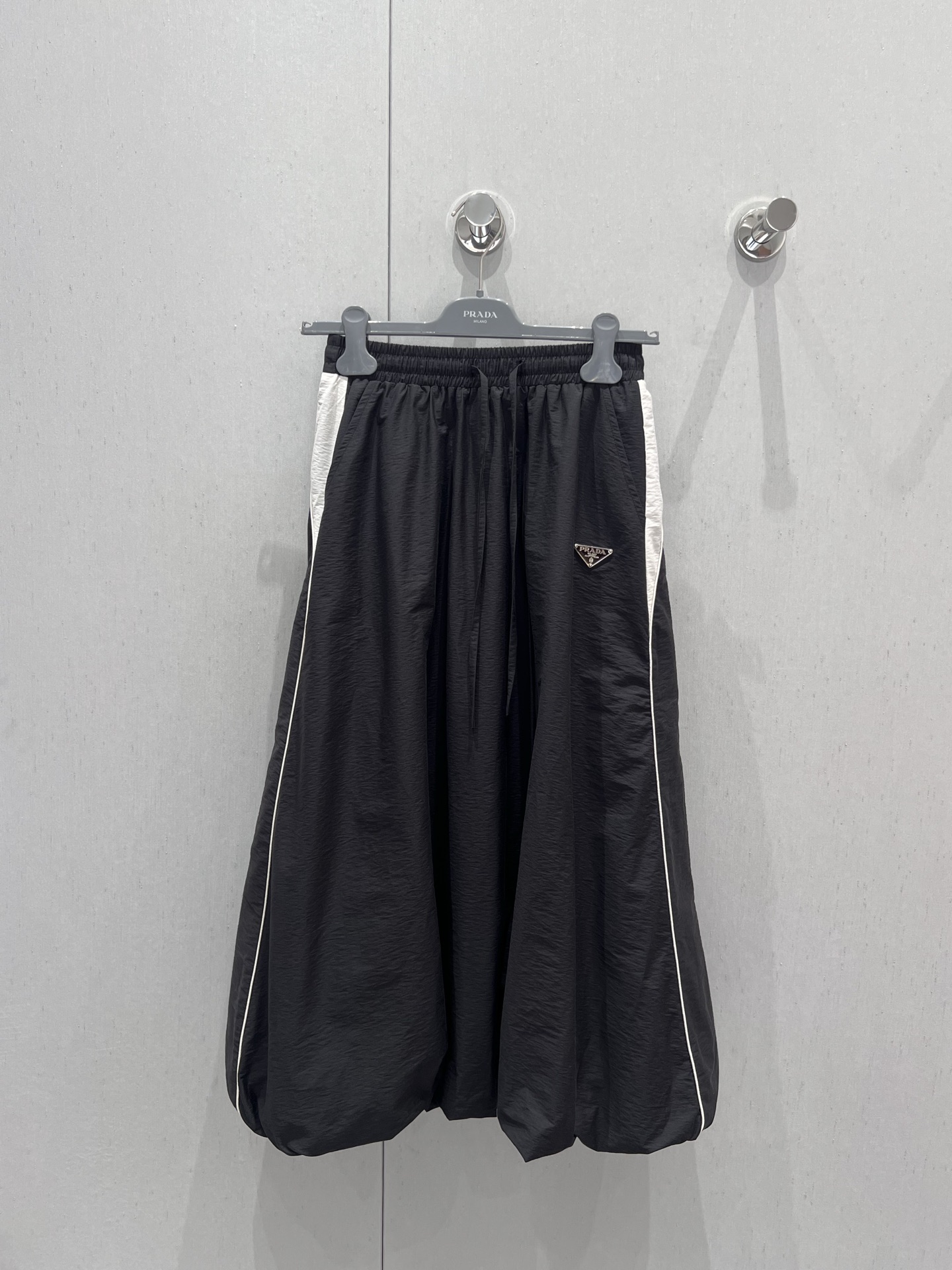 NO:327553,Prad* 25Ss spring and summer new style contrasting work skirt丨Exclusive high-end production!  Low-key luxury three-dimensional tailoring, streamlined line design, noble and elegant, and gentle and intellectual temperament. Imported special materials, soft and comfortable lining, will be amazing when you receive it. The custom fabric has a great texture!  S/M/L, prada, skirts, alexander wang19860909Prad* 25Ss春夏新款 撞色工装半身裙丨独家高版出品！低调奢华立体剪裁 精简线条感设计 高贵典雅又尽显温柔知性的气质 进口特殊材质 里衬柔软舒适 收到手会很惊艳 定制面料质感超赞！现货发售S/M/L,,prada,skirts,alexander wang,Women's clothing