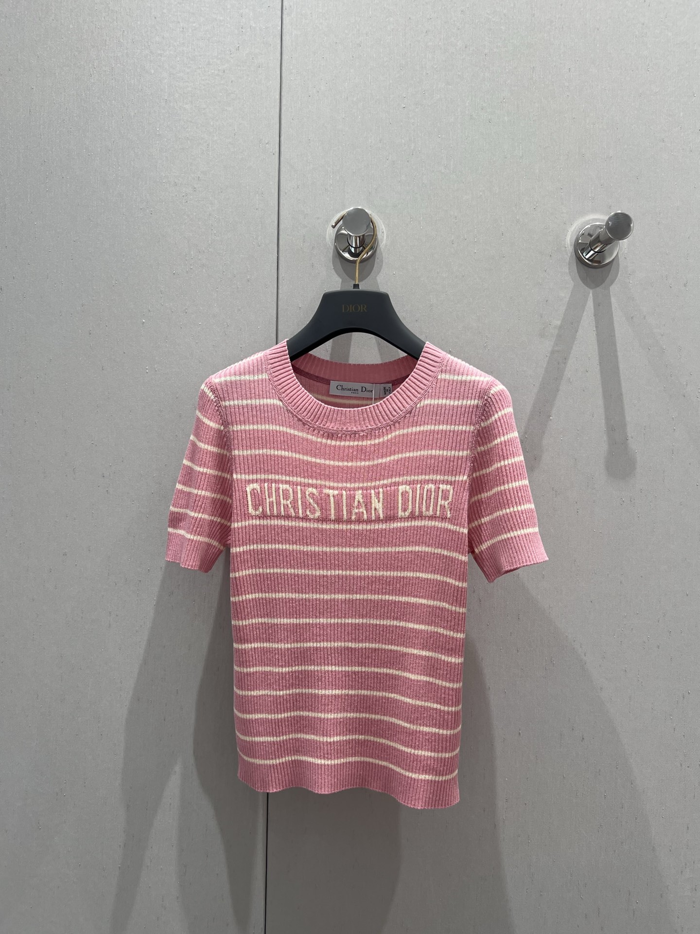 NO:328159,Dio* 25Ss Spring and Summer New Striped Knitted Short-Sleeve Top丨Exclusive High Edition Production!  Wire yarn weaving delicate texture soft and comfortable knitted short-sleeved cuts, fine and dense knitted threaded edges to add exquisite tone, matched with elastic fabrics, regular styles to create fashionable temperament, slimming and inclusive figure, letter logo decoration on the back of the whole striped chest, display brand tone, versatile styles that do not pick the age-based skin tone, matched with skirts and trousers, suitable for age-reducing fashionable and retro style, S/M/L,,dior, skirts, T-shirt, alexander wang19860909Dio* 25Ss春夏新款 条纹针织短袖上衣丨独家高版出品！丝麻纱线织造 细腻肌理 柔软舒适 针织短袖裁剪 通体细密针织 螺纹包边增添精致调性 搭配弹性十足的面料 常规版型穿出时髦气质 显瘦包容身材 通体条纹胸前背后字母徽标装饰 展示品牌调性 百搭款式不挑年龄肤色 搭配裙装裤装 适配减龄时髦复古风格 现货发售S/M/L,,dior,skirts,T-shirt,alexander wang,Women's clothing