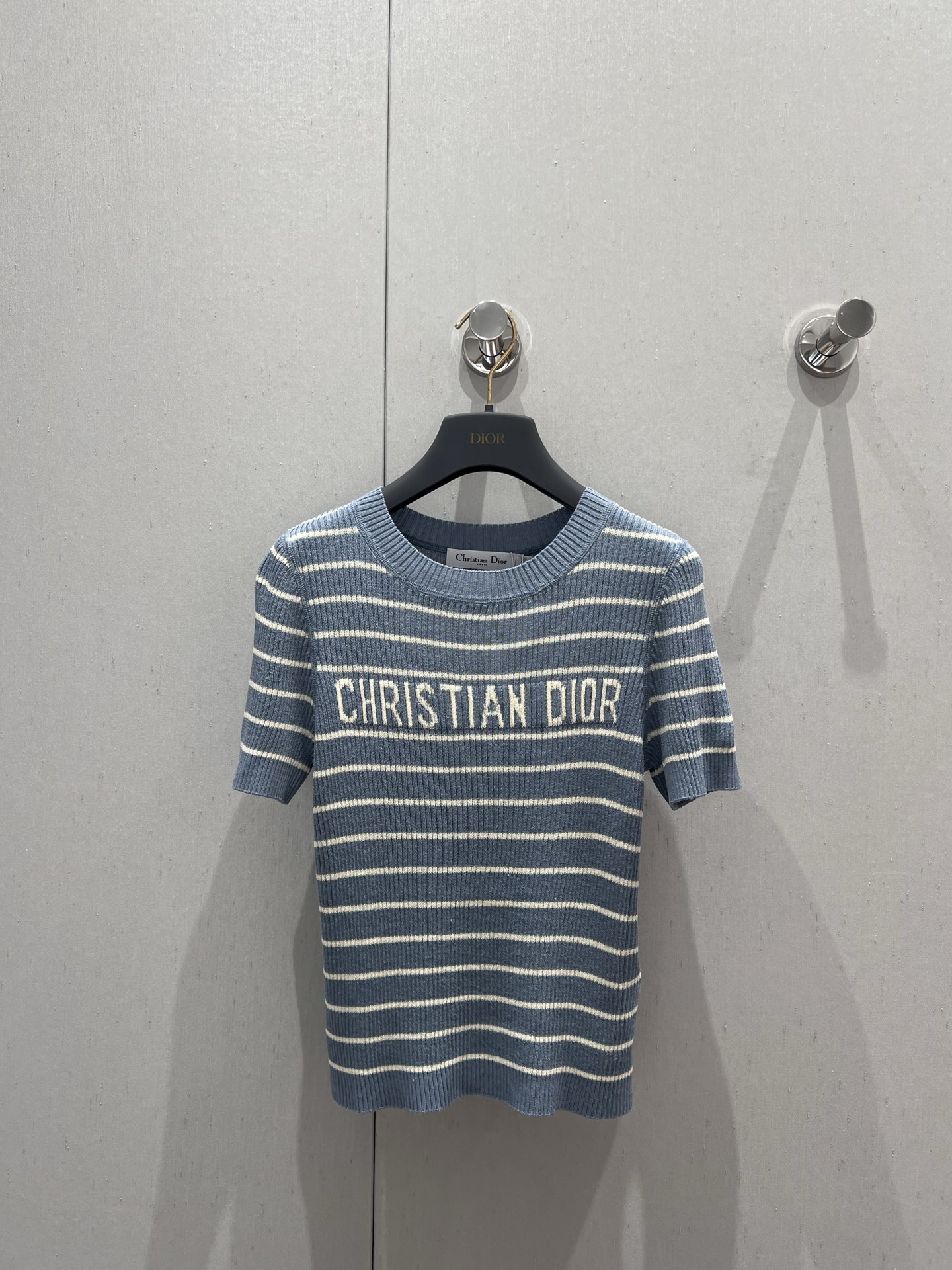 NO:328137,Dio* 25Ss Spring and Summer New Striped Knitted Short-Sleeve Top丨Exclusive High Edition Production!  Wire yarn weaving delicate texture soft and comfortable knitted short-sleeved cuts, fine and dense knitted threaded edges to add exquisite tone, matched with elastic fabrics, regular styles to create fashionable temperament, slimming and inclusive figure, letter logo decoration on the back of the whole striped chest, display brand tone, versatile styles that do not pick the age-based skin tone, matched with skirts and trousers, suitable for age-reducing fashionable and retro style, S/M/L,,dior, skirts, T-shirt, alexander wang19860909Dio* 25Ss春夏新款 条纹针织短袖上衣丨独家高版出品！丝麻纱线织造 细腻肌理 柔软舒适 针织短袖裁剪 通体细密针织 螺纹包边增添精致调性 搭配弹性十足的面料 常规版型穿出时髦气质 显瘦包容身材 通体条纹胸前背后字母徽标装饰 展示品牌调性 百搭款式不挑年龄肤色 搭配裙装裤装 适配减龄时髦复古风格 现货发售S/M/L,,dior,skirts,T-shirt,alexander wang,Women's clothing