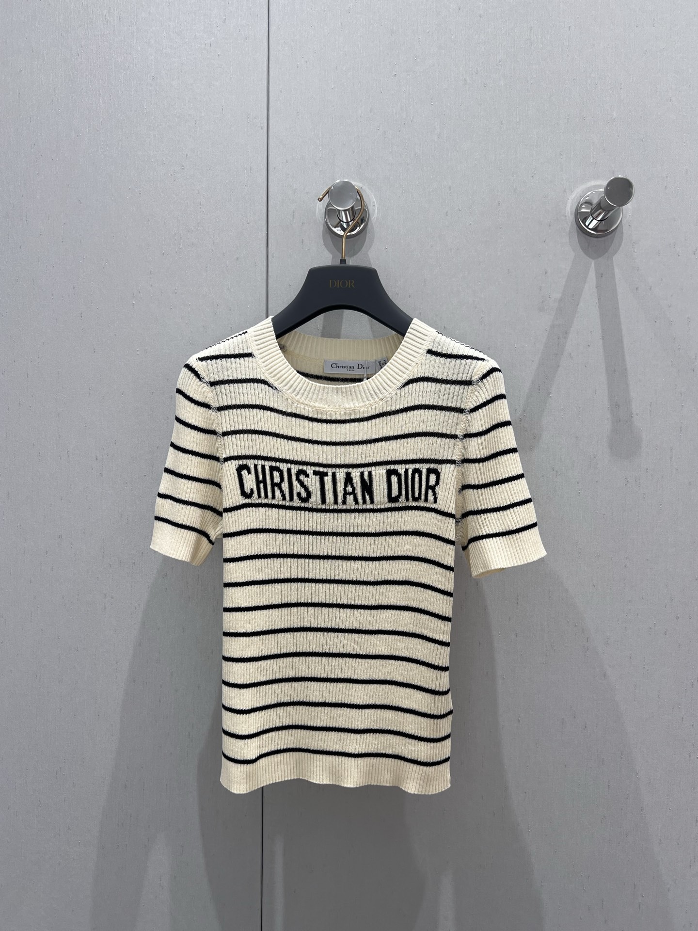 NO:328153,Dio* 25Ss Spring and Summer New Striped Knitted Short-Sleeve Top丨Exclusive High Edition Production!  Wire yarn weaving delicate texture soft and comfortable knitted short-sleeved cuts, fine and dense knitted threaded edges to add exquisite tone, matched with elastic fabrics, regular styles to create fashionable temperament, slimming and inclusive figure, letter logo decoration on the back of the whole striped chest, display brand tone, versatile styles that do not pick the age-based skin tone, matched with skirts and trousers, suitable for age-reducing fashionable and retro style, S/M/L,,dior, skirts, T-shirt, alexander wang19860909Dio* 25Ss春夏新款 条纹针织短袖上衣丨独家高版出品！丝麻纱线织造 细腻肌理 柔软舒适 针织短袖裁剪 通体细密针织 螺纹包边增添精致调性 搭配弹性十足的面料 常规版型穿出时髦气质 显瘦包容身材 通体条纹胸前背后字母徽标装饰 展示品牌调性 百搭款式不挑年龄肤色 搭配裙装裤装 适配减龄时髦复古风格 现货发售S/M/L,,dior,skirts,T-shirt,alexander wang,Women's clothing