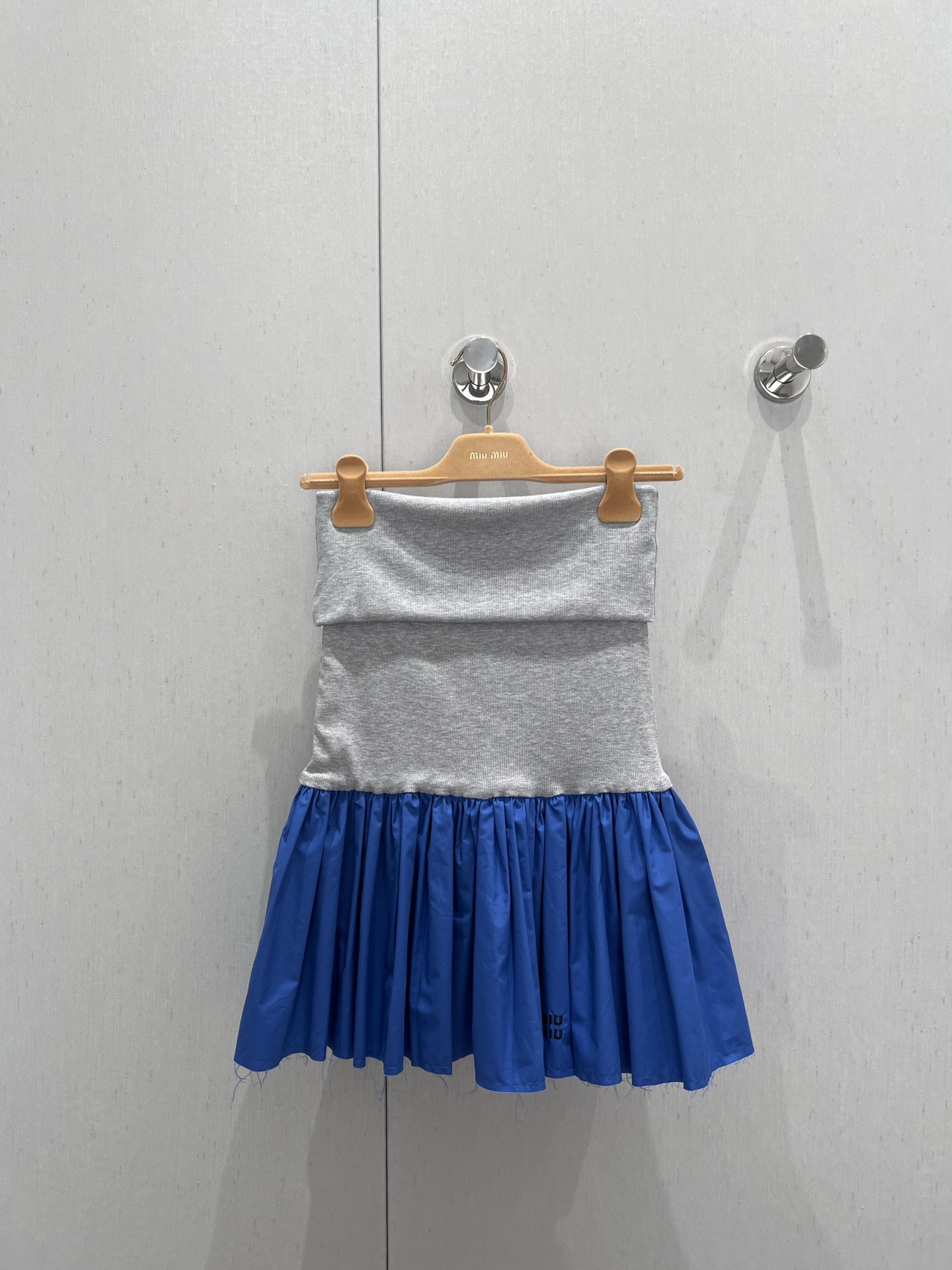 NO:327567,Miumi* 25Ss Spring and Summer New Style, Stacked Artifact Strap Breast Dress丨Exclusive High-edition Production!  College style ribbed splicing design pleated miniskirt!  The imported high-density pure cotton rib patchwork shirt has a great texture!  Retro college-style literary girls must-have items!  Positioned embroidered letters, slim fit style, and look slim on the upper body!  It is sweet or salty and has a versatile temperament that is not picky!  Workmanship quality depends on the details. S/M/L is available in stock, miumiu, skirts, shirts, alexander wang19860909Miumi* 25Ss春夏新款 叠搭神器抹胸连衣裙丨独家高版出品！学院风罗纹拼接设计压褶超短半裙！进口高密纯棉罗纹拼接衬衫面料质感超赞！复古学院风文艺少女必入单品！定位刺绣字母,修身版型上身巨显瘦！可甜可盐气质百搭不挑人！做工品质看细节.现货发售S/M/L,,miumiu,skirts,shirts,alexander wang,Women's clothing