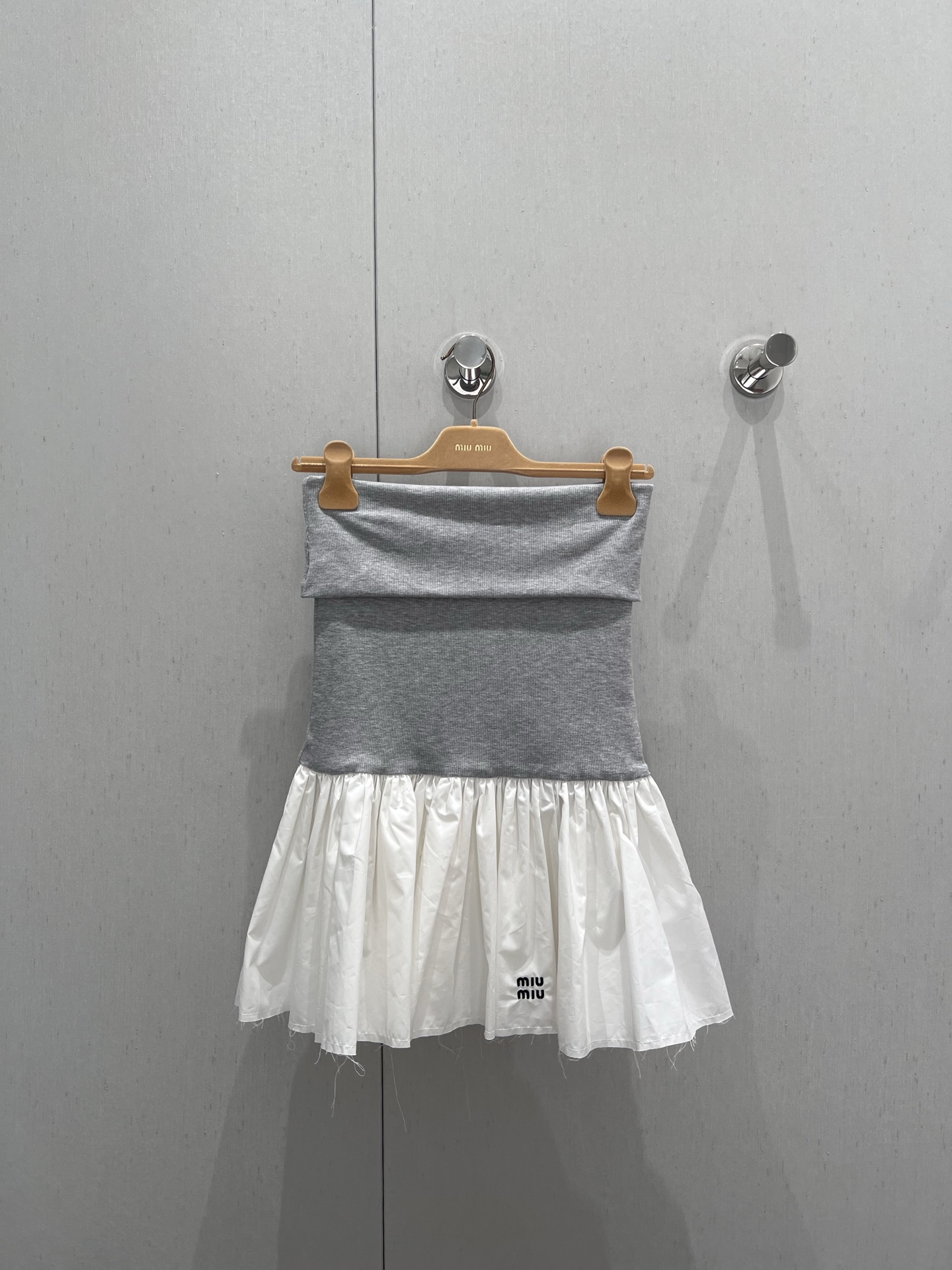 NO:327564,Miumi* 25Ss Spring and Summer New Style, Stacked Artifact Strap Breast Dress丨Exclusive High-edition Production!  College style ribbed splicing design pleated miniskirt!  The imported high-density pure cotton rib patchwork shirt has a great texture!  Retro college-style literary girls must-have items!  Positioned embroidered letters, slim fit style, and look slim on the upper body!  It is sweet or salty and has a versatile temperament that is not picky!  Workmanship quality depends on the details. S/M/L is available in stock, miumiu, skirts, shirts, alexander wang19860909Miumi* 25Ss春夏新款 叠搭神器抹胸连衣裙丨独家高版出品！学院风罗纹拼接设计压褶超短半裙！进口高密纯棉罗纹拼接衬衫面料质感超赞！复古学院风文艺少女必入单品！定位刺绣字母,修身版型上身巨显瘦！可甜可盐气质百搭不挑人！做工品质看细节.现货发售S/M/L,,miumiu,skirts,shirts,alexander wang,Women's clothing