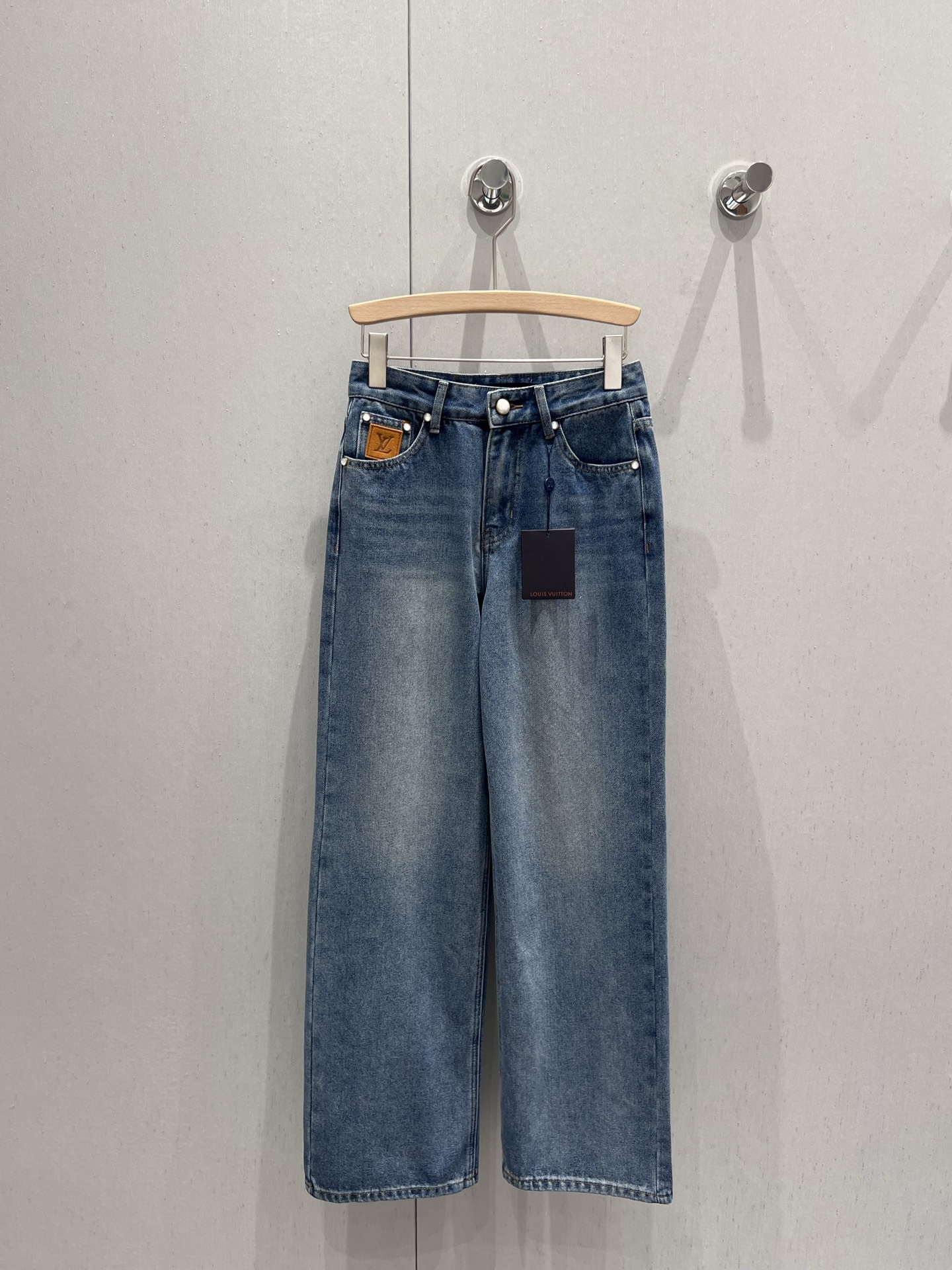 NO:328142,Louis Vuitto* 25Ss Spring and Summer New Style Pocket Embroidered Straight Pants | Exclusive High-end Production!  It is made of pure cotton fabric. The soft fabric on the upper body of the denim is very comfortable to wear. Various washing techniques. The texture is old and clear. The design of the back pocket embroidered letters is full of details. Customized hardware accessories. High quality. S/M/L., louis vuitton, alexander wang.19860909Louis Vuitto* 25Ss春夏新款 口袋刺绣直筒长裤丨独家高版出品！采用纯棉的面料 牛仔上身柔软面料穿起来非常舒适 多种水洗工艺 纹理做旧清晰 后袋刺绣字母设计细节满满 定制五金配件 高品质~现货发售S/M/L,,louis vuitton,alexander wang,Women's clothing