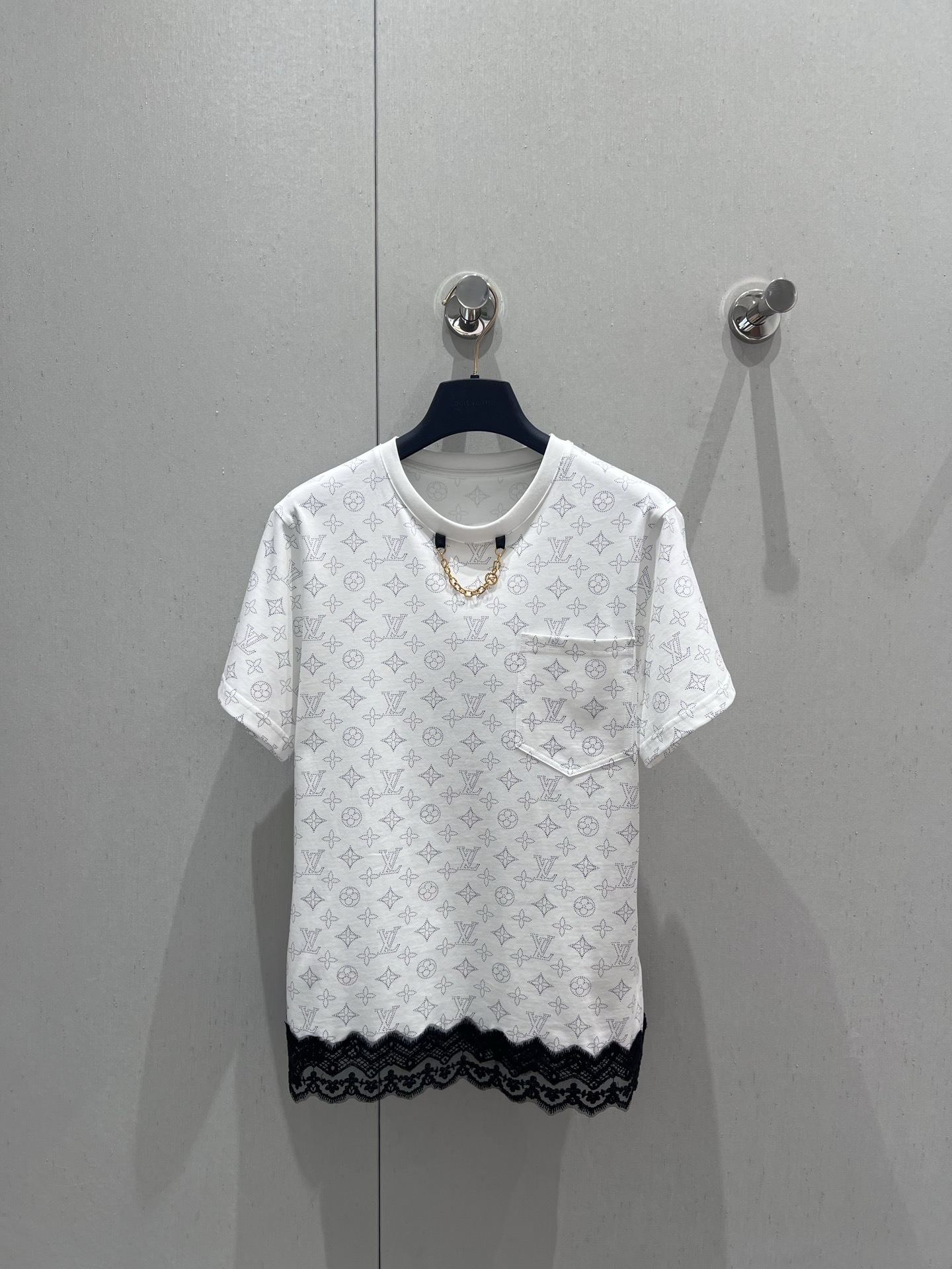 NO:327569,Louis Vuitto* 25Ss Spring and Summer New Style, full of logo printed spliced ​​lace lace chain round neck short-sleeved T-shirt丨Exclusive high-end production!  The neckline is made of metal letter chains and lace lace on the hem as the design highlights. The printed presbyterian logo pattern is retro and fashionable, the loose and casual style is not picky, and the inner wear is brilliant and fashionable. S/M/L is available in stock, louis vuitton, T-shirt,tees, t-shirt,alexander wang19860909Louis Vuitto* 25Ss春夏新款 满身logo印花拼接蕾丝花边链条圆领短袖T恤丨独家高版出品！领口以金属字母链条及下摆蕾丝花边作设计亮点 满印老花logo图案复古时髦,宽松休闲版型不挑人,单穿内搭都出彩时髦 现货发售S/M/L,,louis vuitton,T-shirt,tees，t-shirt,alexander wang,Women's clothing