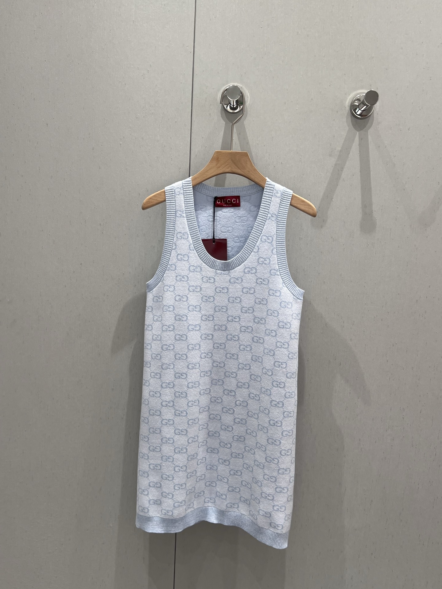 NO:327578,Gucc* 25Ss spring and summer new logo dark pattern sleeveless knitted vest skirt | Exclusive yb development!  High-end production!  The logo dark pattern design is really low-key and luxurious!  The logo is looming on the knitted fabric, which not only shows the charm of the brand, but also adds a bit of mystery. S/M/L is available in stock, gucci, skirts, alexander wang19860909Gucc* 25Ss春夏新款 logo暗纹无袖针织背心裙丨独家yb开发！高版出品！logo暗纹设计,真的是低调又奢华！在针织的面料上logo若隐若现,既展现了品牌的魅力,又增添了几分神秘感.现货发售S/M/L,,gucci,skirts,alexander wang,Women's clothing