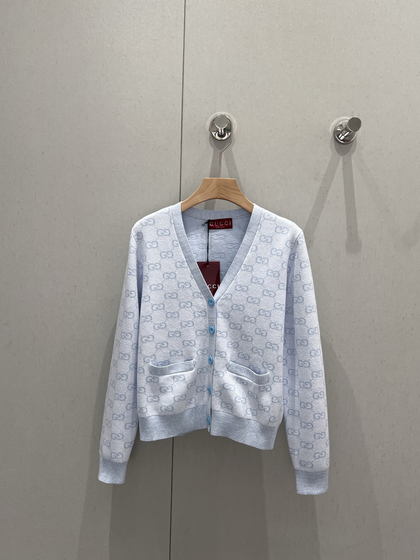 NO:327566,Guc*i 25Ss spring and summer new logo dark pattern V-neck knitted cardigan丨Exclusive yb development!  High-end production!  Classic V-neck cardigan style, high-end and lazy without picking up the body, the logo is looming, which not only shows the charm of the brand, but also adds a bit of mystery. S/M/L is available in stock, gucci, alexander wang19860909Guc*i 25Ss春夏新款 logo暗纹V领针织开衫丨独家yb开发！高版出品！经典V领开衫版型,高级慵懒又不会挑身型,logo若隐若现,既展现了品牌的魅力,又增添了几分神秘感.现货发售S/M/L,,gucci,alexander wang,Women's clothing