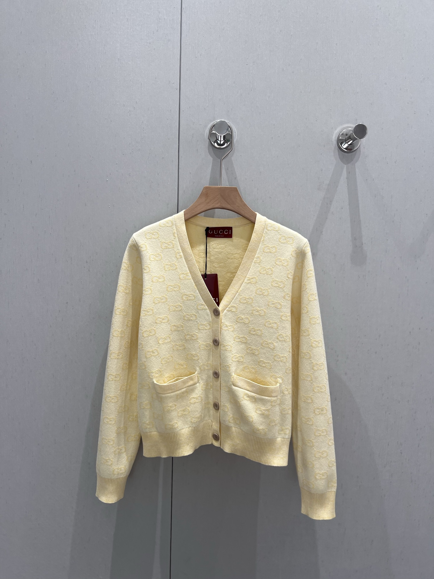 NO:327563,Guc*i 25Ss spring and summer new logo dark pattern V-neck knitted cardigan丨Exclusive yb development!  High-end production!  Classic V-neck cardigan style, high-end and lazy without picking up the body, the logo is looming, which not only shows the charm of the brand, but also adds a bit of mystery. S/M/L is available in stock, gucci, alexander wang19860909Guc*i 25Ss春夏新款 logo暗纹V领针织开衫丨独家yb开发！高版出品！经典V领开衫版型,高级慵懒又不会挑身型,logo若隐若现,既展现了品牌的魅力,又增添了几分神秘感.现货发售S/M/L,,gucci,alexander wang,Women's clothing