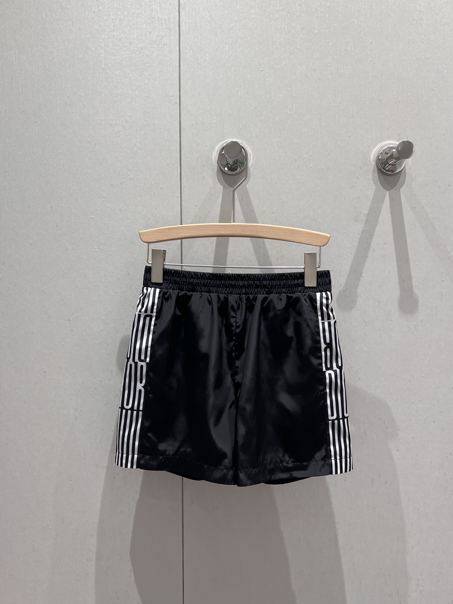 NO:328138,Dio* 25Ss Spring and Summer New Printed Vest Shorts Set | Exclusive High-end Production!  Imported recycled nylon material, comfortable and breathable, smooth, shiny and smooth, clothes hem is adjusted and tightened by drawstring, adding layering, large area of ​​iconic printing patterns embellished, combined with classic black and white contrasting design, highlighting the brand tone, surface auxiliary material development, zipper vest with drawstring shorts, rich visual effects, daily commuting or leisure and entertainment, complete sets of matching easily become the focus of attention, S/M/L,,dior, shorts, alexander wang19860909Dio* 25Ss春夏新款 印花马甲短裤套装丨独家高版出品！进口再生尼龙材质 舒适透气 光泽柔滑 衣摆饰以抽绳调节收紧处理 增添造型层次感 大面积标志性印花图案点缀 配合经典黑白撞色设计 彰显品牌调性 面辅料开发 拉链马甲搭配抽绳短裤 丰富视觉效果 日常通勤还是休闲娱乐 成套搭配轻松成为瞩目焦点 现货发售S/M/L,,dior,shorts,alexander wang,Women's clothing