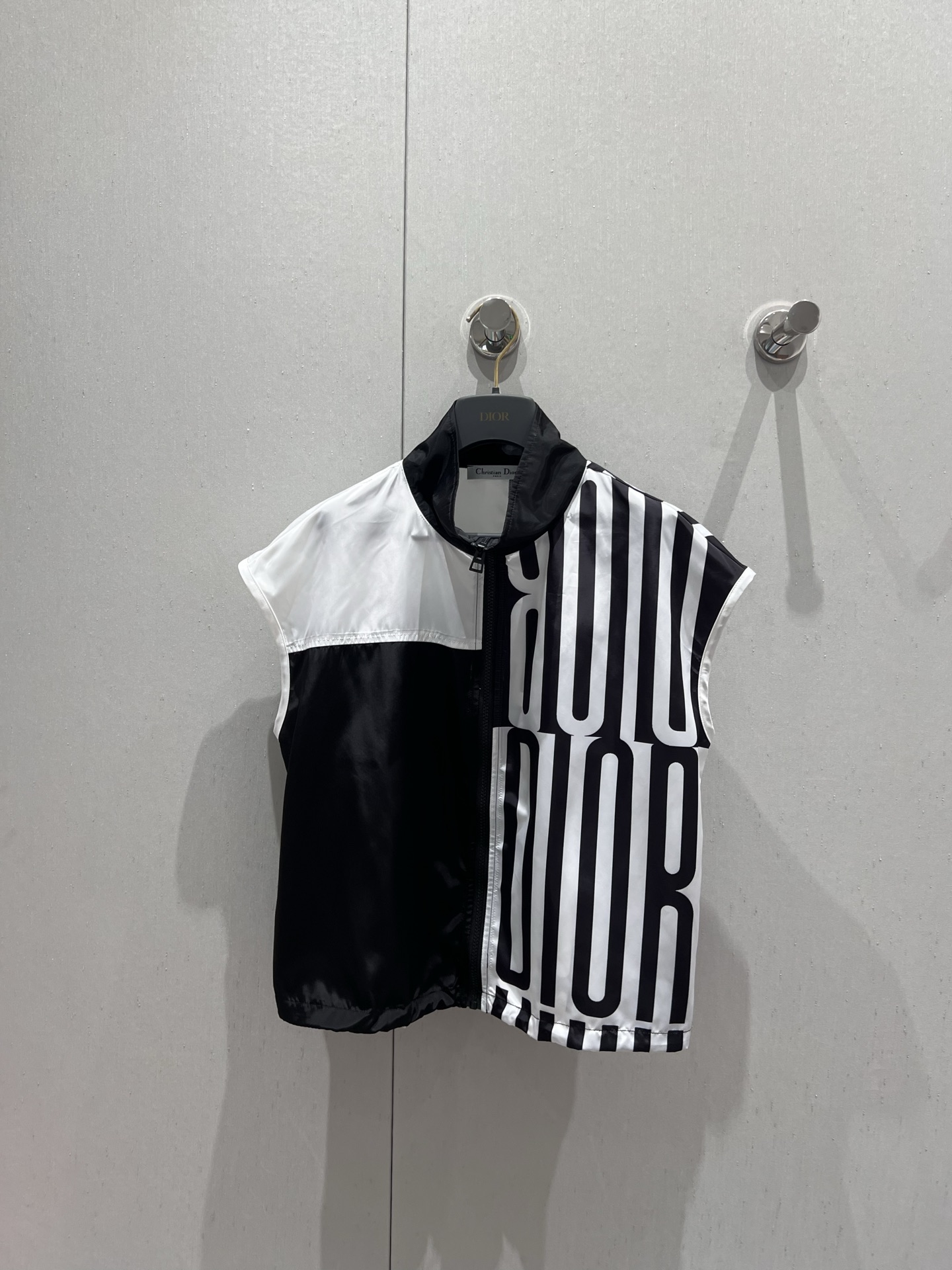 NO:328136,Dio* 25Ss Spring and Summer New Printed Vest Shorts Set | Exclusive High-end Production!  Imported recycled nylon material, comfortable and breathable, smooth, shiny and smooth, clothes hem is adjusted and tightened by drawstring, adding layering, large area of ​​iconic printing patterns embellished, combined with classic black and white contrasting design, highlighting the brand tone, surface auxiliary material development, zipper vest with drawstring shorts, rich visual effects, daily commuting or leisure and entertainment, complete sets of matching easily become the focus of attention, S/M/L,,dior, shorts, alexander wang19860909Dio* 25Ss春夏新款 印花马甲短裤套装丨独家高版出品！进口再生尼龙材质 舒适透气 光泽柔滑 衣摆饰以抽绳调节收紧处理 增添造型层次感 大面积标志性印花图案点缀 配合经典黑白撞色设计 彰显品牌调性 面辅料开发 拉链马甲搭配抽绳短裤 丰富视觉效果 日常通勤还是休闲娱乐 成套搭配轻松成为瞩目焦点 现货发售S/M/L,,dior,shorts,alexander wang,Women's clothing