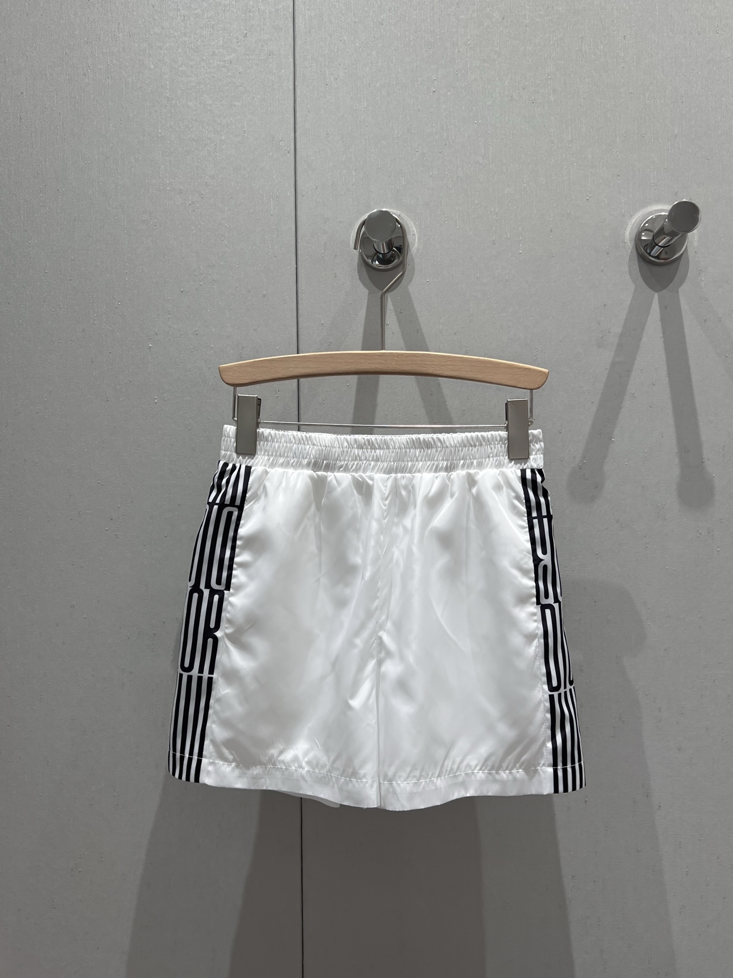 NO:328147,Dio* 25Ss Spring and Summer New Printed Vest Shorts Set | Exclusive High-end Production!  Imported recycled nylon material, comfortable and breathable, smooth, shiny and smooth, clothes hem is adjusted and tightened by drawstring, adding layering, large area of ​​iconic printing patterns embellished, combined with classic black and white contrasting design, highlighting the brand tone, surface auxiliary material development, zipper vest with drawstring shorts, rich visual effects, daily commuting or leisure and entertainment, complete sets of matching easily become the focus of attention, S/M/L,,dior, shorts, alexander wang19860909Dio* 25Ss春夏新款 印花马甲短裤套装丨独家高版出品！进口再生尼龙材质 舒适透气 光泽柔滑 衣摆饰以抽绳调节收紧处理 增添造型层次感 大面积标志性印花图案点缀 配合经典黑白撞色设计 彰显品牌调性 面辅料开发 拉链马甲搭配抽绳短裤 丰富视觉效果 日常通勤还是休闲娱乐 成套搭配轻松成为瞩目焦点 现货发售S/M/L,,dior,shorts,alexander wang,Women's clothing