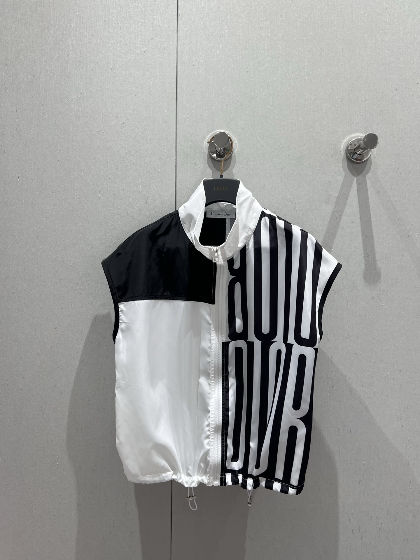 NO:328144,Dio* 25Ss Spring and Summer New Printed Vest Shorts Set | Exclusive High-end Production!  Imported recycled nylon material, comfortable and breathable, smooth, shiny and smooth, clothes hem is adjusted and tightened by drawstring, adding layering, large area of ​​iconic printing patterns embellished, combined with classic black and white contrasting design, highlighting the brand tone, surface auxiliary material development, zipper vest with drawstring shorts, rich visual effects, daily commuting or leisure and entertainment, complete sets of matching easily become the focus of attention, S/M/L,,dior, shorts, alexander wang19860909Dio* 25Ss春夏新款 印花马甲短裤套装丨独家高版出品！进口再生尼龙材质 舒适透气 光泽柔滑 衣摆饰以抽绳调节收紧处理 增添造型层次感 大面积标志性印花图案点缀 配合经典黑白撞色设计 彰显品牌调性 面辅料开发 拉链马甲搭配抽绳短裤 丰富视觉效果 日常通勤还是休闲娱乐 成套搭配轻松成为瞩目焦点 现货发售S/M/L,,dior,shorts,alexander wang,Women's clothing