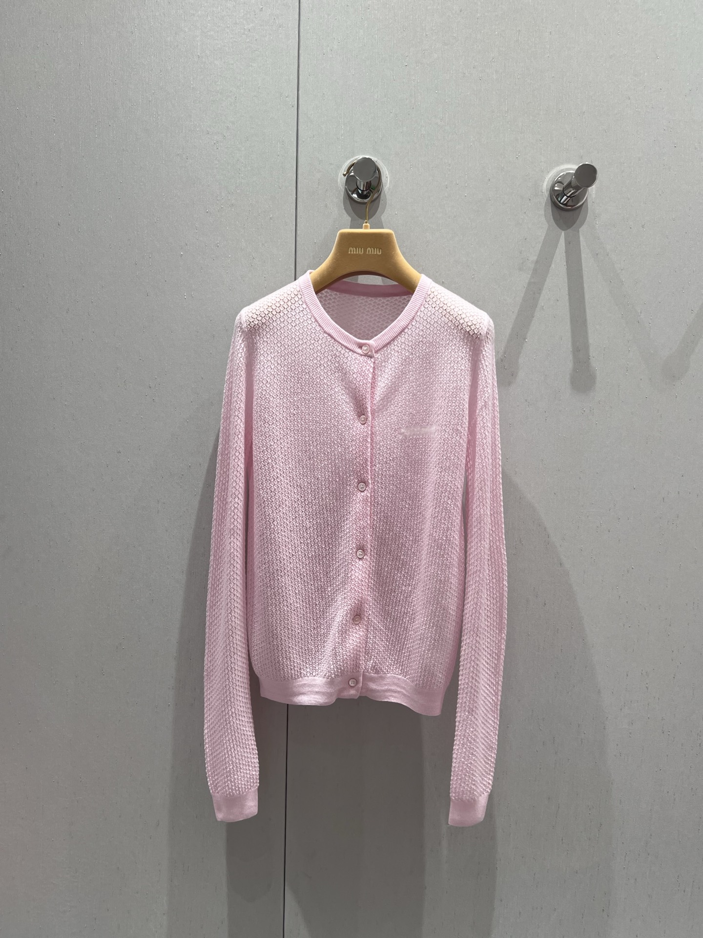 NO:328133,Miumi* 25Ss spring and summer new style, tender pink diamond-shaped hollow knitted cardigan丨Exclusive yb development!  High-end production!  Very young girls' pink cardigans, with a refreshing and tender pink, the colors and details are really beautiful, and they are full of girlish aura!  Round neck cardigan style, fine ribbed trim, customized round buckle closure on the same color, classic logo logo embellishment on the chest highlights the style, and the fitting style can easily wear a good proportion. You can match the same series of knitted short sleeves with a set of vibrant and cute and gentle, and pair it with shorts or skirts to easily create a pink and beautiful girl outfit. S/M/L on sale in stock, miumiu, skirts, shorts, T-shirt, alexander wang19860909Miumi* 25Ss春夏新款 嫩粉色菱格镂空针织开衫丨独家yb开发！高版出品！很少女粉嫩小开衫,元气减龄嫩粉色,颜色和细节真的美爆了,少女气息十足！圆领开襟衫版型,精细罗纹边饰,对版定制同色调圆扣开合,胸口饰经典logo徽标嵌花凸显格调,合身版型轻松穿出好比例,可以和同系列针织短袖一套搭配元气可爱又温柔,搭配短裤或者半裙轻松打造粉嫩美少女穿搭 现货发售S/M/L,,miumiu,skirts,shorts,T-shirt,alexander wang,Women's clothing