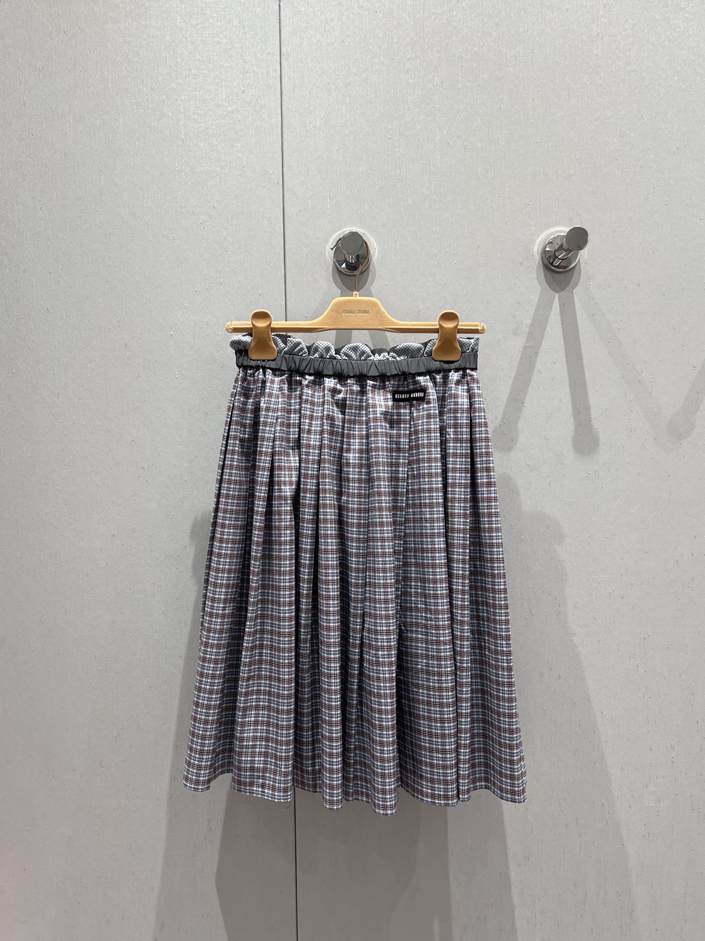 NO:328125,Miumi* 25Ss spring and summer new style intellectual checked skirt丨Exclusive yb development!  High-end production!  Customized woven fabrics with brand logo patches, mesh spliced ​​lace elastic waist (it is recommended to expose the waist) pleated silhouette hem, a set of matching looks better. College style is available in stock S/M/L, miumiu, skirts, alexander wang19860909Miumi* 25Ss春夏新款 知识分子格纹半身裙丨独家yb开发！高版出品！定制色织面料 饰有品牌标识贴饰 网纱拼接蕾丝松紧腰头（穿搭建议露出腰头）百褶廓形下摆 一套搭配更好看 学院风现货发售S/M/L,,miumiu,skirts,alexander wang,Women's clothing