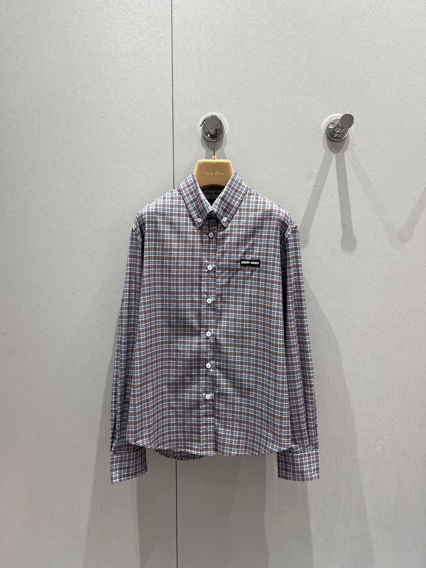 NO:328121,Miumi* 25Ss spring and summer new style intellectual micro-mark plaid long-sleeved shirt丨Exclusive yb development!  High-end production!  Customized woven fabrics with brand logo patches, lapel collar, button closure, loose straight fit, college style workmanship quality depends on details. S/M/L, miumiu,shirts,alexander wang19860909Miumi* 25Ss春夏新款 知识分子微标格纹长袖衬衫丨独家yb开发！高版出品！定制色织面料 饰有品牌标识贴饰 翻领领口 纽扣开合 宽松直筒版型 学院风做工品质看细节.现货发售S/M/L,,miumiu,shirts,alexander wang,Women's clothing