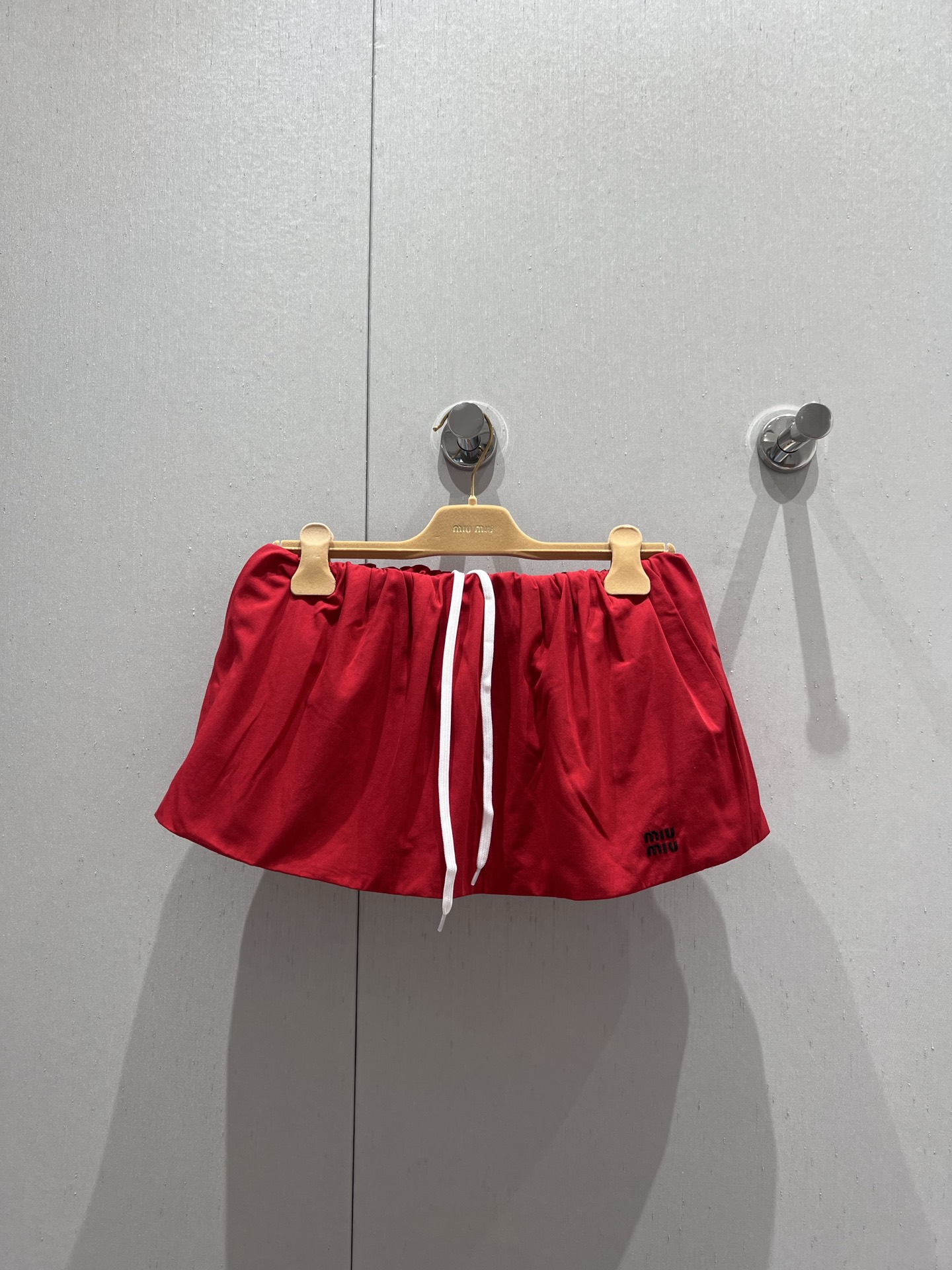 NO:328129,Miumi* 25Ss spring and summer new style, intellectual style flower buds fluffy miniskirt丨Exclusive yb development!  High-end production!  Custom imported shirt fabric is quite wide and stylish. Double-layer craft briefs design, drawstring elastic waist style is amazing!  Retro style sweet girl outfit!  The embroidered letter logo is low-key and luxurious!  Sweet and salty workmanship quality depends on the details. S/M/L is available in stock, miumiu, skirts, shirts, alexander wang19860909Miumi* 25Ss春夏新款 知识分子风花苞蓬蓬超短半裙丨独家yb开发！高版出品！定制进口衬衫面料挺阔有型.双层工艺三角内裤设计,抽绳松紧腰版型上身绝绝子！复古风甜妹穿搭！刺绣字母logo低调奢华！可甜可盐做工品质看细节.现货发售S/M/L,,miumiu,skirts,shirts,alexander wang,Women's clothing