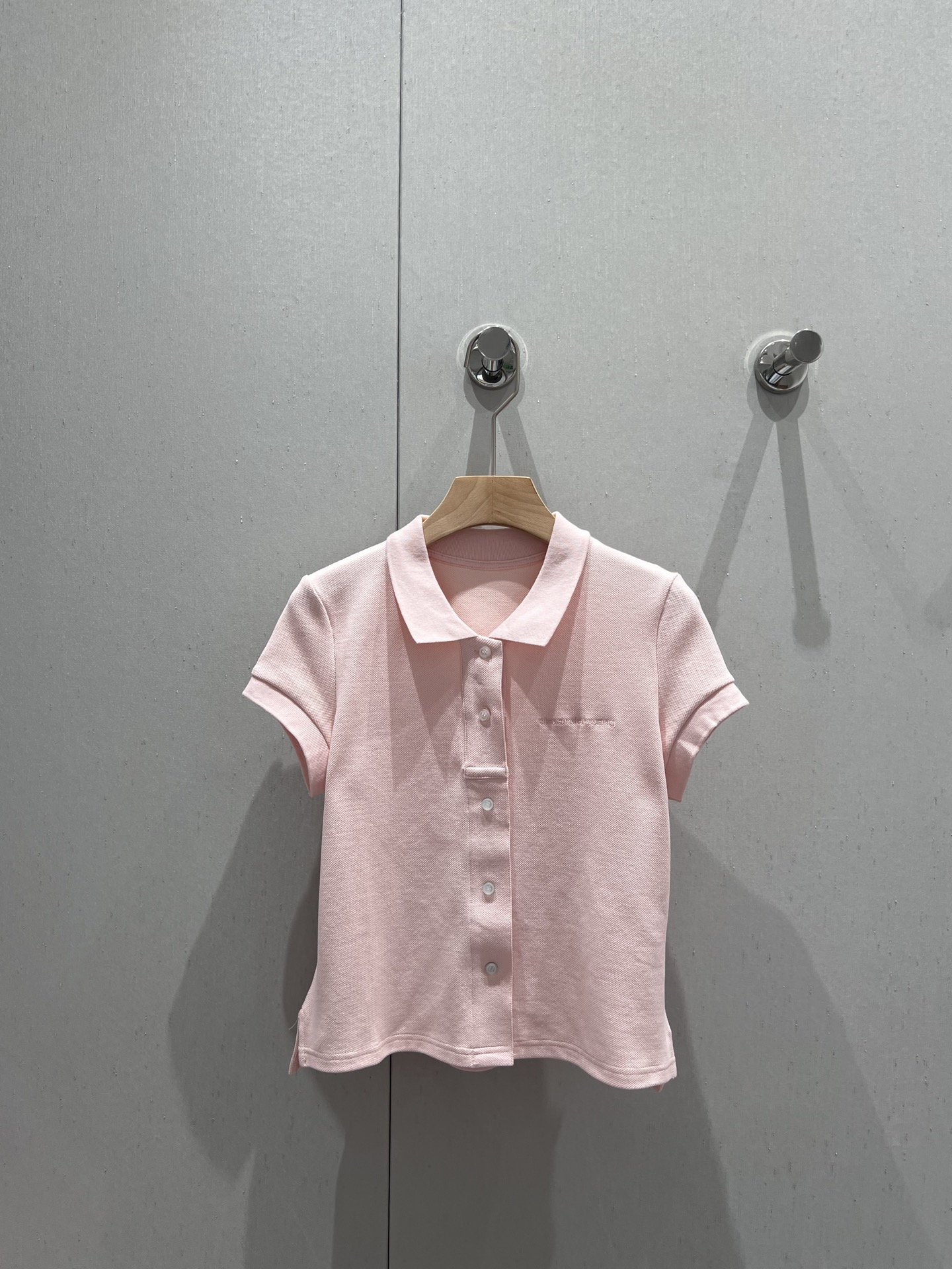 NO:328128,Alexa*der wang 25Ss spring and summer new style lapel short-sleeved cloak button top | Exclusive yb development!  High-end production!  The upper body shows a casual and lazy style. Pink and white colors are available. The buttons are fully open to make a cardigan. It increases fashion and diversity of the front and back lengths and the two sides are different. The exterior is brilliant, fashionable and age-reducing. S/M/L is available in stock, T-shirt, alexander wang19860909Alexa*der wang 25Ss春夏新款 翻领短袖襟扣上衣丨独家yb开发！高版出品！上身呈现休闲慵懒的穿搭格调 通体粉白两色可选 钮扣全开襟可做开衫穿搭 增加时尚度和穿搭多样性前后长短不一两侧开叉单穿外搭都出彩时髦减龄 现货发售S/M/L,,T-shirt,alexander wang,Women's clothing