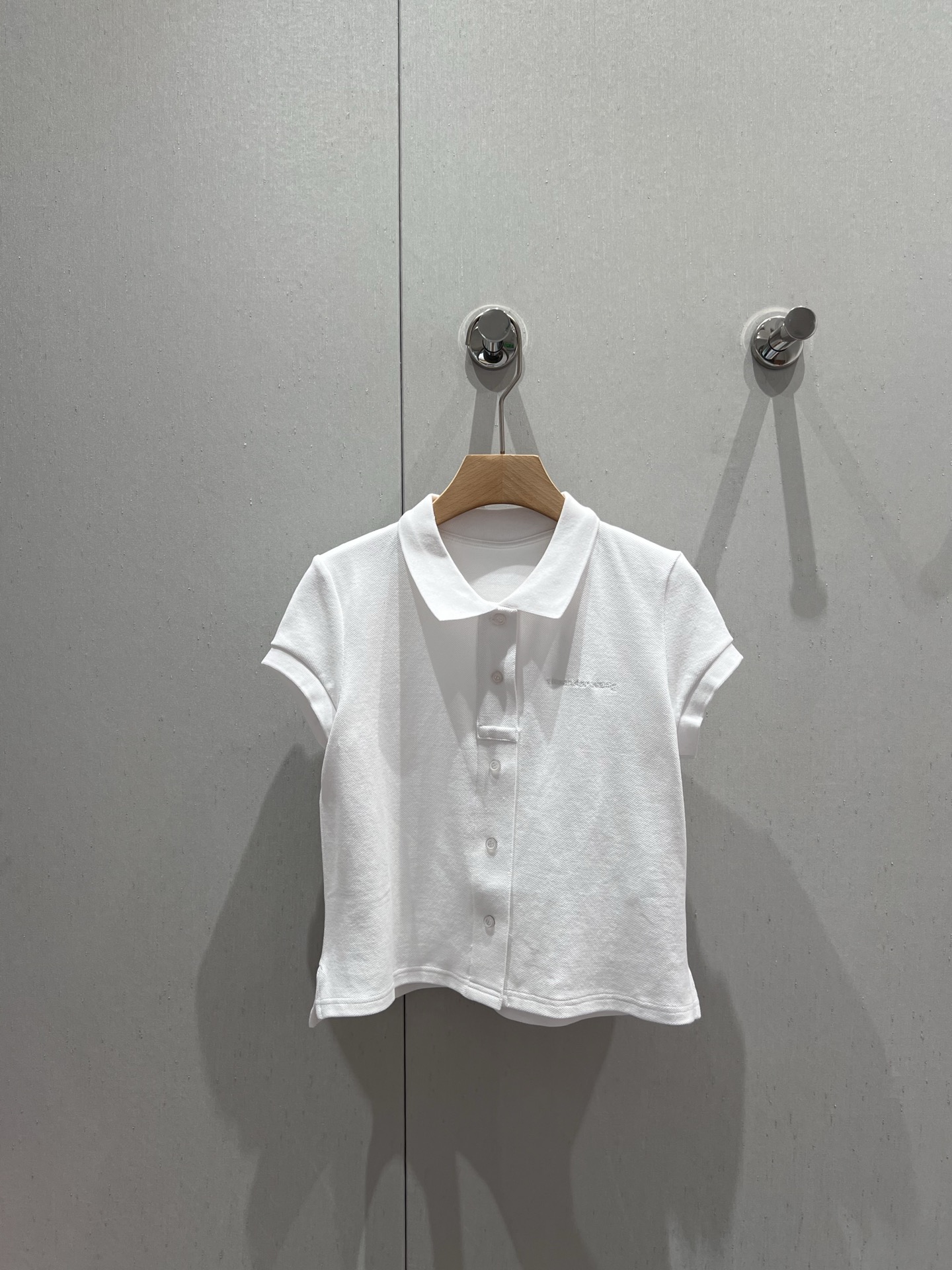 NO:328132,Alexa*der wang 25Ss spring and summer new style lapel short-sleeved cloak button top | Exclusive yb development!  High-end production!  The upper body shows a casual and lazy style. Pink and white colors are available. The buttons are fully open to make a cardigan. It increases fashion and diversity of the front and back lengths and the two sides are different. The exterior is brilliant, fashionable and age-reducing. S/M/L is available in stock, T-shirt, alexander wang19860909Alexa*der wang 25Ss春夏新款 翻领短袖襟扣上衣丨独家yb开发！高版出品！上身呈现休闲慵懒的穿搭格调 通体粉白两色可选 钮扣全开襟可做开衫穿搭 增加时尚度和穿搭多样性前后长短不一两侧开叉单穿外搭都出彩时髦减龄 现货发售S/M/L,,T-shirt,alexander wang,Women's clothing