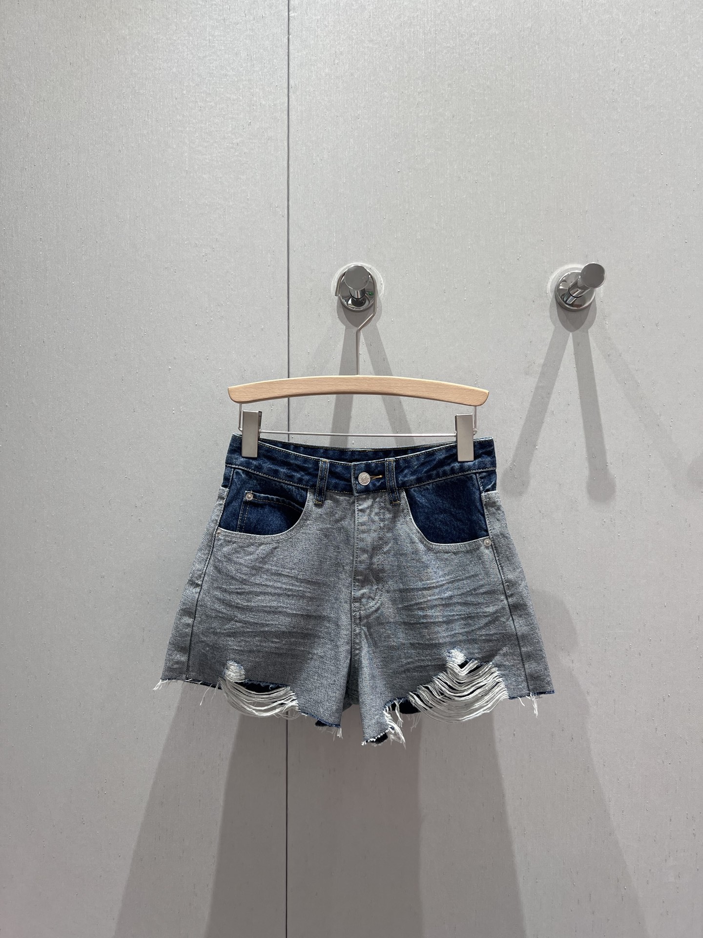NO:328117,MaisonMargi*la 25Ss spring and summer new style ripped contrasting color spliced ​​denim shorts丨Exclusive high-end production!  Jeans and shorts that are indispensable in summer are here!  Classic and versatile contrasting color washing cowboy color, great and comfortable to match!  In the hot summer, it is an absolute versatile champion and the burr design adds personality elements. The upper body makes the legs look longer!  It's very easy to match!  S/M/L, shorts, jeans, alexander wang19860909MaisonMargi*la 25Ss春夏新款 破洞撞色拼接牛仔短裤丨独家高版出品！夏天必不可少的牛仔裤短裤来啦！经典又百搭的撞色洗水牛仔色 巨好搭配又舒服！在炎热的夏天里绝对的百搭冠军还有毛边设计增添个性元素 上身超级显腿长！随意搭配都很！现货发售S/M/L,,shorts,jeans,alexander wang,Women's clothing