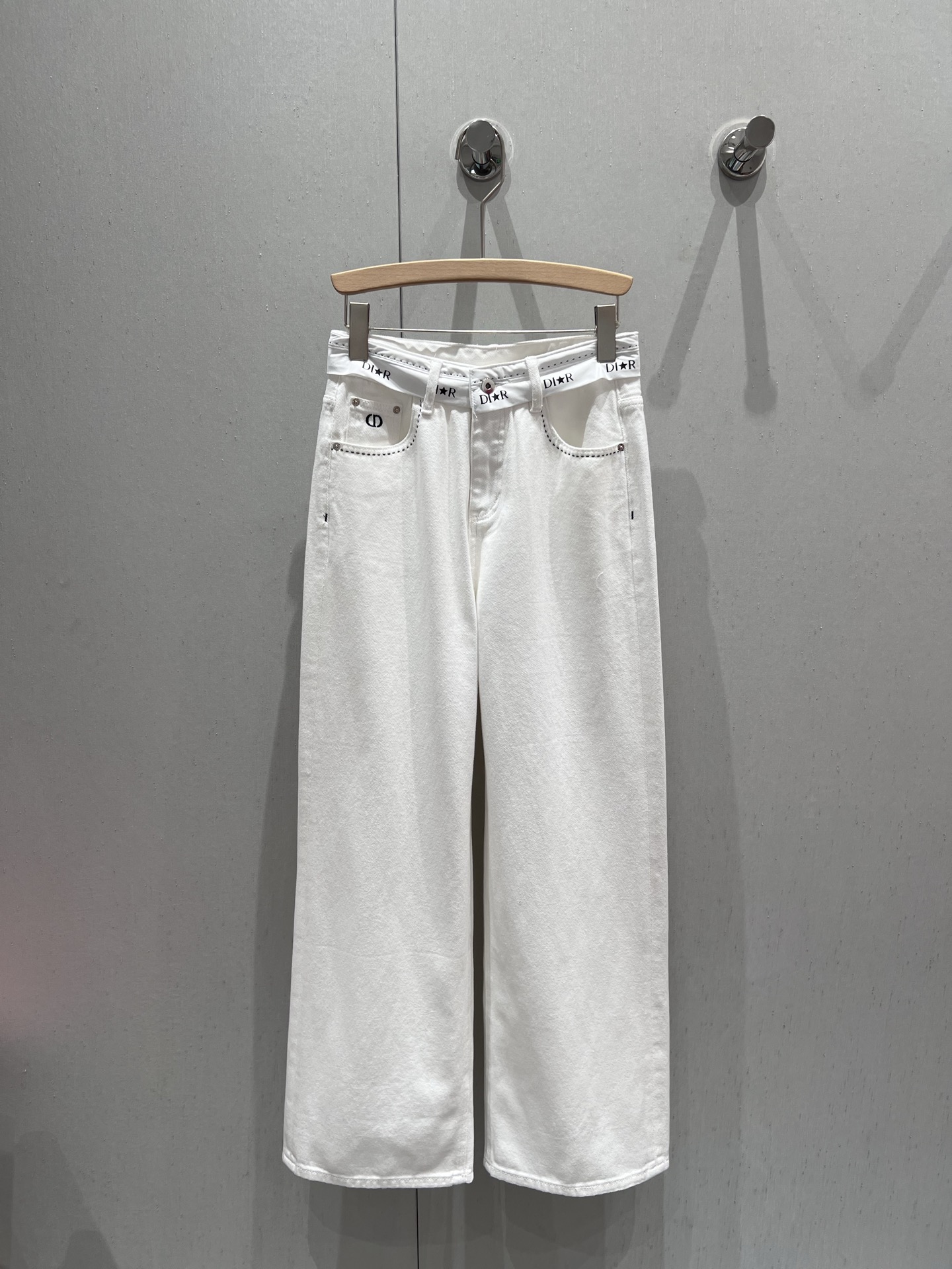 NO:332856,Support replacement Dio* 25Ss summer new style contrasting waist jeans trousers | Exclusive high-end production!  Very sexy, the top body is absolutely king-shot jeans. The texture of the pants is really amazing with a high waist straight-leg style, just the right length of the pants stretches the leg lines to create neat and long legs!  You can easily wear a fashionable and expert look with various tops in daily life~ You can wear any body shape without picking your legs!  Whoever wears it has thin straight and long legs!  It's really easy to wear and it's very popular!  Big recommendation!  Sisters all rushed for me!  S/M/L real photos, dior, jeans, alexander wang19860909支持换款 Dio* 25Ss夏季新款 撞色腰头牛仔长裤丨独家高版出品！个性感十足 上身绝对王炸牛仔裤 裤型质感真的绝了高腰直筒的版型,恰好的裤长 拉伸腿部线条 营造利落大长腿！日常搭配各种上衣都能轻松穿出时尚达人感～不挑腿型 什么身材通通可以穿！谁穿谁是细直大长腿！ 真的好穿到不行 而且出镜率很高！重磅推荐！姐妹们都给我冲！现货发售S/M/L实拍细节图,,dior,jeans,alexander wang,Women's clothing