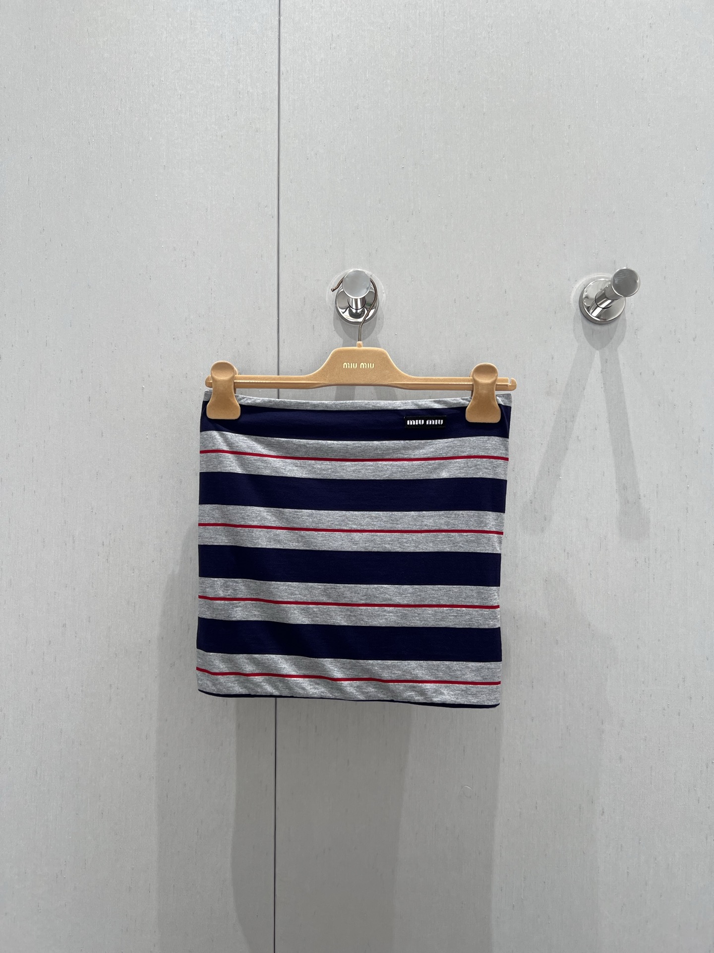 NO:331711,Miumi*25Ss spring and summer new model, micro-label striped color-blocking layered strapless bra | exclusive yb development!  High-end production!  The style of the tube top is also superb!  The layered design can be worn alone to show off your sexy waist, or a jacket or shirt to create a layered and fashionable look!  The super hot striped strapless bra has a very good color combination. It can be worn alone or layered. It is super versatile!  S/M/L real photos of S/M/L on spot sale, miumiu, jackets & coats,shirts,alexander wang19860909Miumi*25Ss春夏新款 微标条纹拼色叠穿抹胸丨独家yb开发！高版出品！抹胸的版型也是超级赞！叠穿的设计,既可以单穿展现性感小蛮腰,也可以搭配外套或者衬衫,打造出层次感十足的时尚造型！超火爆的条纹抹胸 配色非常好看 可单穿也可叠穿 超级百搭！现货发售S/M/L实拍细节图,,miumiu,jackets & coats,shirts,alexander wang,Women's clothing