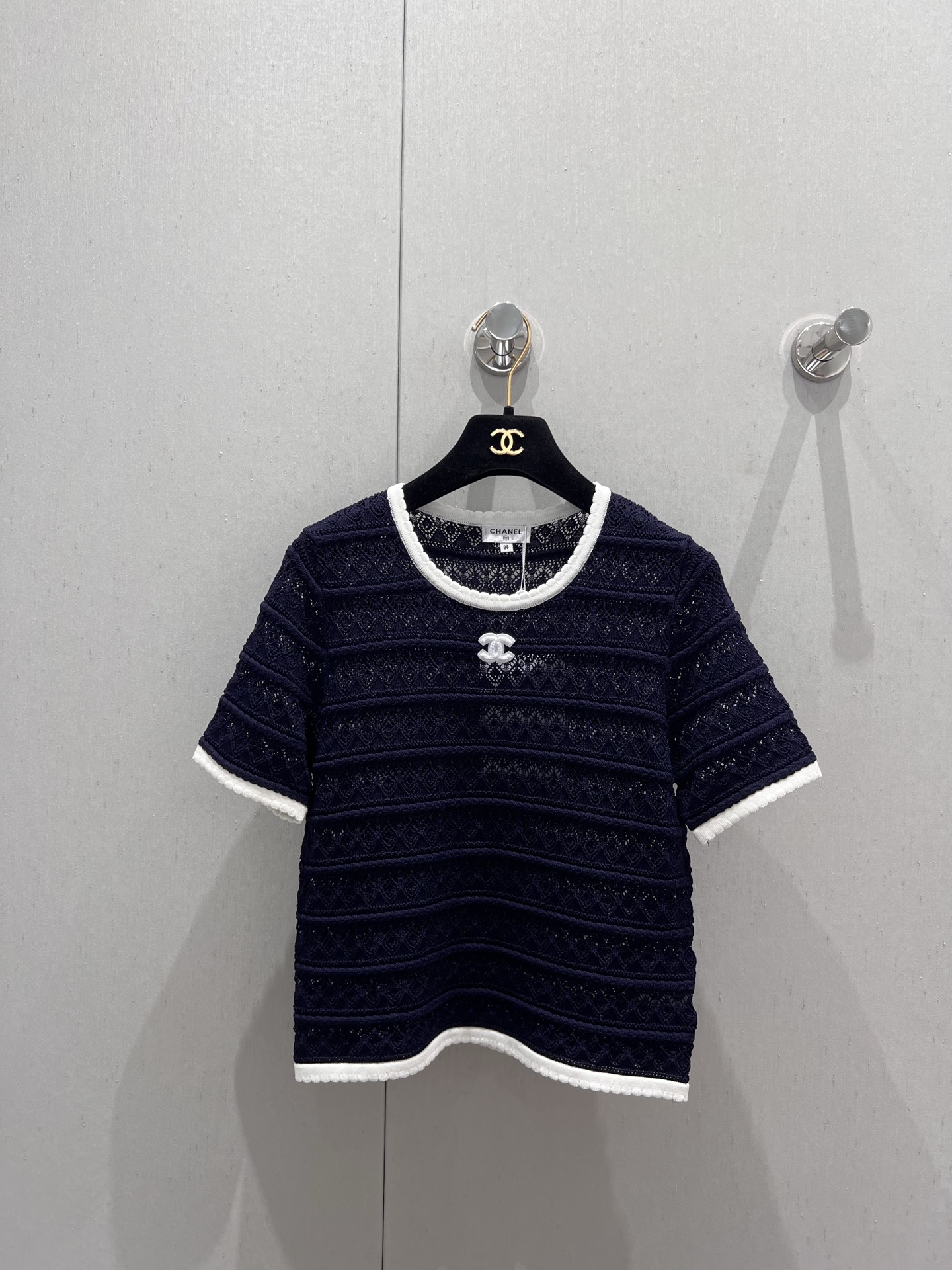 NO:333642,Support for replacement Chane* 25Ss spring and summer new style hollow knitted short-sleeved top丨Exclusive high-end product!  The style is also superb!  It is slim but not tight, perfectly outlines the curve of the figure, without losing elegance and fashion sense. Whether paired with high-waisted pants or skirts, you can easily create a high-end look!  S/M/L real photos of S/M/L, chanel, skirts, T-shirt, alexander wang19860909支持换款 Chane* 25Ss春夏新款 镂空针织短袖上衣丨独家高版出品！版型也超级赞！ 修身但不紧绷,完美勾勒出身材的曲线,又不失优雅和时尚感. 无论是搭配高腰裤还是半身裙,都能轻松打造出高级感满满的造型！现货发售S/M/L实拍细节图,,chanel,skirts,T-shirt,alexander wang,Women's clothing