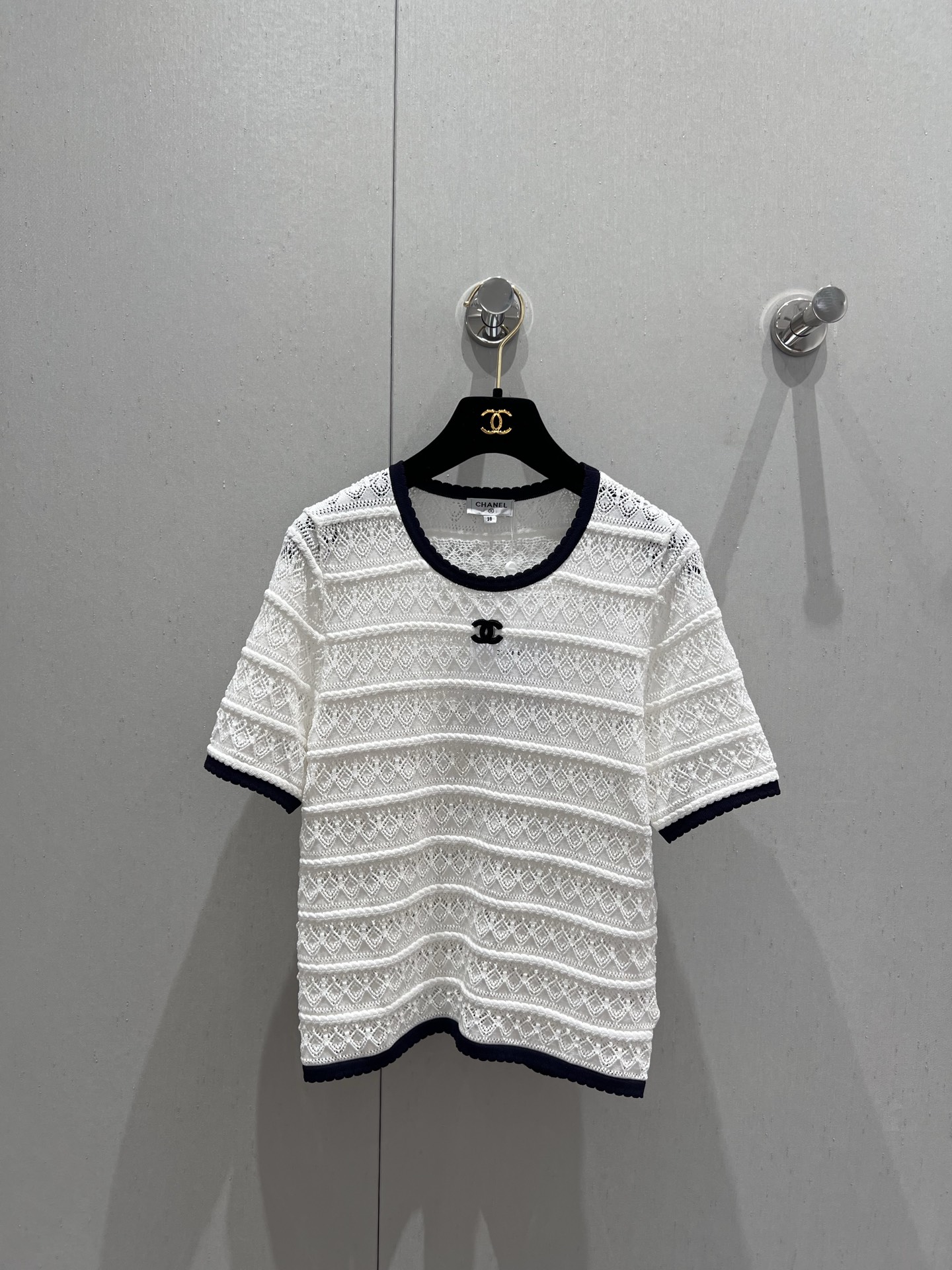 NO:333638,Support for replacement Chane* 25Ss spring and summer new style hollow knitted short-sleeved top丨Exclusive high-end product!  The style is also superb!  It is slim but not tight, perfectly outlines the curve of the figure, without losing elegance and fashion sense. Whether paired with high-waisted pants or skirts, you can easily create a high-end look!  S/M/L real photos of S/M/L, chanel, skirts, T-shirt, alexander wang19860909支持换款 Chane* 25Ss春夏新款 镂空针织短袖上衣丨独家高版出品！版型也超级赞！ 修身但不紧绷,完美勾勒出身材的曲线,又不失优雅和时尚感. 无论是搭配高腰裤还是半身裙,都能轻松打造出高级感满满的造型！现货发售S/M/L实拍细节图,,chanel,skirts,T-shirt,alexander wang,Women's clothing