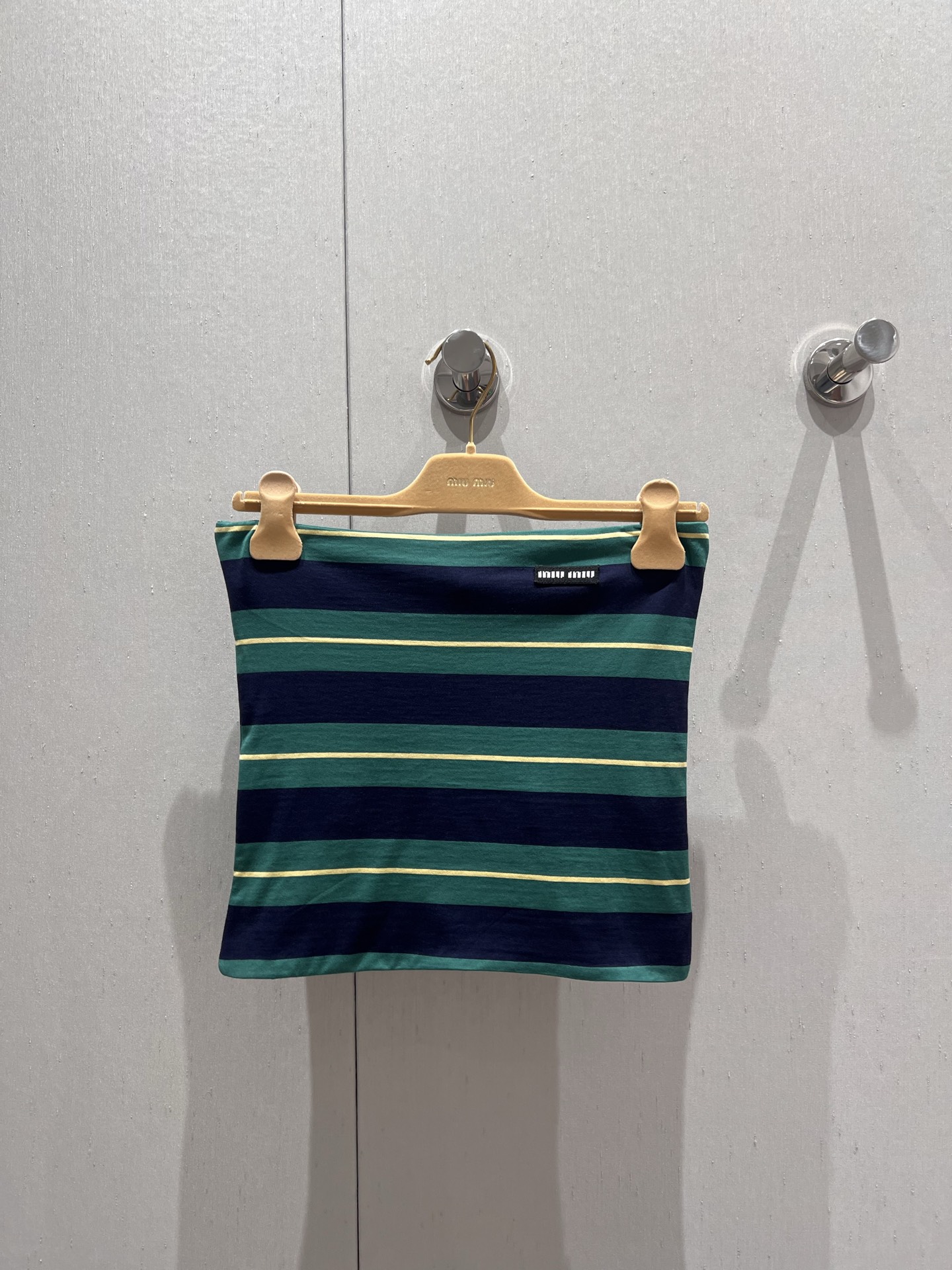 NO:331715,Miumi*25Ss spring and summer new model, micro-label striped color-blocking layered strapless bra | exclusive yb development!  High-end production!  The style of the tube top is also superb!  The layered design can be worn alone to show off your sexy waist, or a jacket or shirt to create a layered and fashionable look!  The super hot striped strapless bra has a very good color combination. It can be worn alone or layered. It is super versatile!  S/M/L real photos of S/M/L on spot sale, miumiu, jackets & coats,shirts,alexander wang19860909Miumi*25Ss春夏新款 微标条纹拼色叠穿抹胸丨独家yb开发！高版出品！抹胸的版型也是超级赞！叠穿的设计,既可以单穿展现性感小蛮腰,也可以搭配外套或者衬衫,打造出层次感十足的时尚造型！超火爆的条纹抹胸 配色非常好看 可单穿也可叠穿 超级百搭！现货发售S/M/L实拍细节图,,miumiu,jackets & coats,shirts,alexander wang,Women's clothing