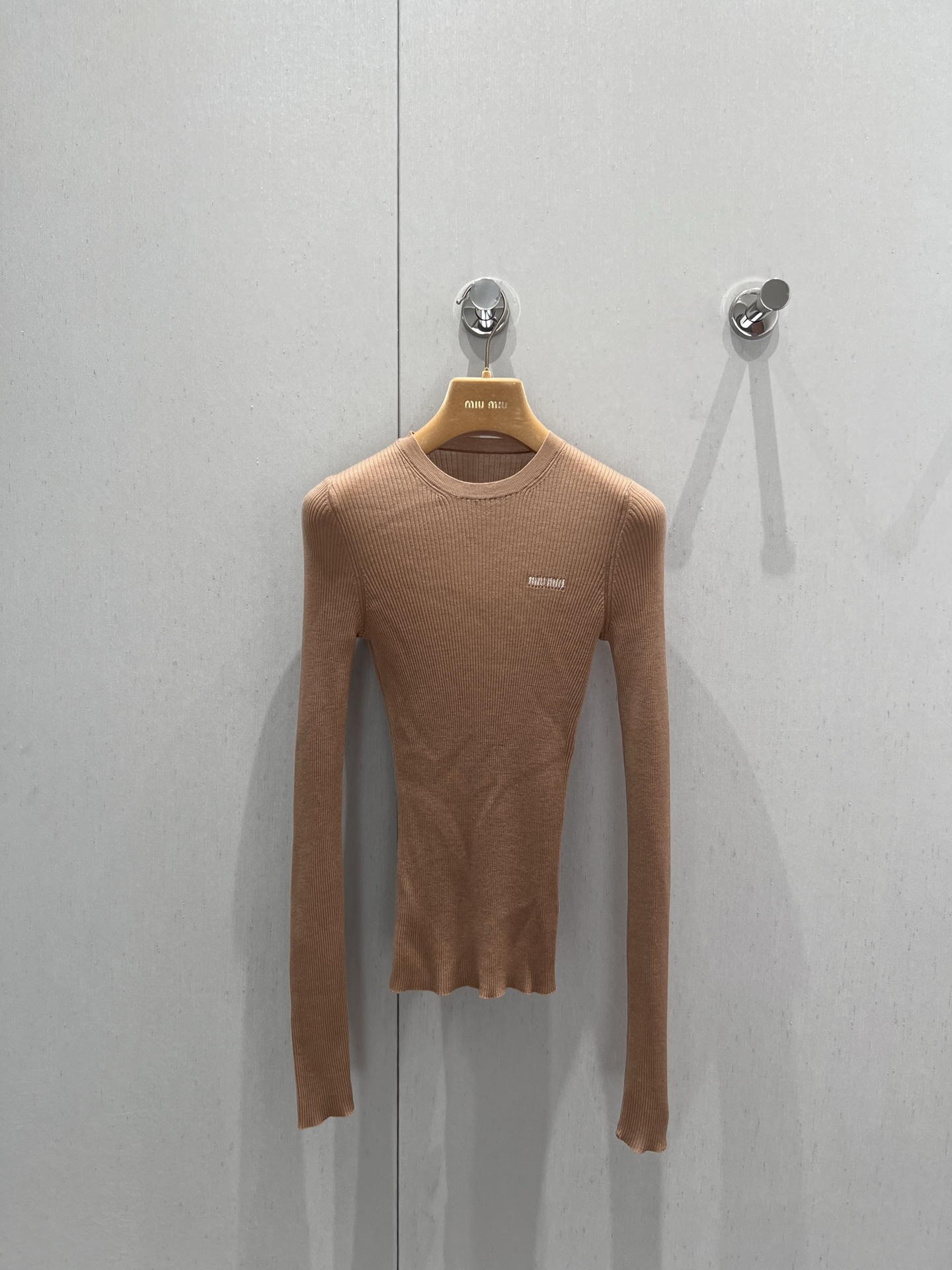 NO:418586,Support replacement Miumi* 25Ss spring and summer new model, micro-label logo pullover long-sleeved sweater丨Exclusive yb development!  High-end production!  The vertical stripes are super slim, the chest logo is jacquard and embellished, and it is suitable for single wear or base. The ultra-fine cashmere blended knitted fabric of fixed spun is rich in elasticity and unswerving!  The extension and rebound are very good!  The touch is soft and glutinous and super comfortable!  S/M/L real photos, miumiu, alexander wang19860909支持换款 Miumi* 25Ss春夏新款 微标logo套头长袖针织衫丨独家yb开发！高版出品！竖条纹超显瘦,胸前logo提花点缀,单穿或打底都很合适.定纺的超细腻山羊绒混纺针织面料,罗纹织面弹性丰富不勒人！延展和回弹都非常好！手感软软糯糯的超级舒服！现货发售S/M/L实拍细节图,,miumiu,alexander wang,Women's clothing