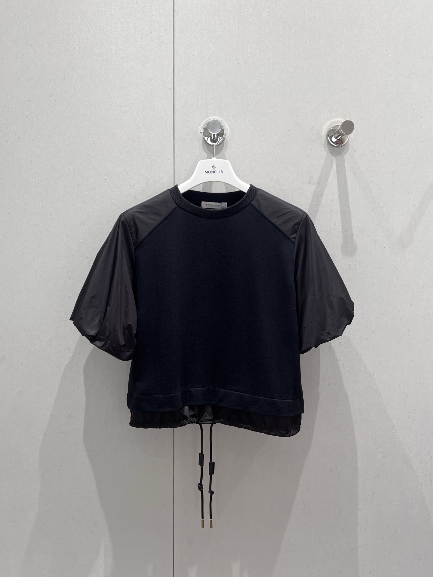 NO:332407,Batch Moncle* 25Ss Spring and Summer New Style Drawstring Puff Sleeve Round Neck Top | Exclusive YB Development!  High-end production!  All cotton nylon material, comfortable and soft, fashionable outfit, shoulder-drop-falling drawstring silhouette cut, bubble lantern sleeves and hem splicing nylon fabric to create a visual sense of fake two pieces, hem drawstring edge details, create a casual and coordinated workwear atmosphere, the outer side of the rotator sleeve is embellished with shield patch decoration, echoes the drawstring leather ring decoration, the brand's high-end sense of stand-up style, low-key and texture, casual and fashionable outfit, suitable for daily commuting and travel, S/M/L,,alexander wang19860909批 Moncle* 25Ss春夏新款 抽绳泡泡袖圆领上衣丨独家yb开发！高版出品！全棉尼龙材质 舒适软糯 穿搭洋气 落肩套头廓形剪裁 泡泡灯笼袖子和下摆拼接尼龙面料 打造假两件即视感 下摆抽绳包边细节 营造出休闲协调的工装氛围感 肩袖外侧点缀盾牌贴布装饰 和抽绳皮环装饰呼应 品牌高级感立显 整体风格低调不失质感 穿搭休闲时髦 通勤日常出行都适配 现货发售S/M/L,,alexander wang,Women's clothing