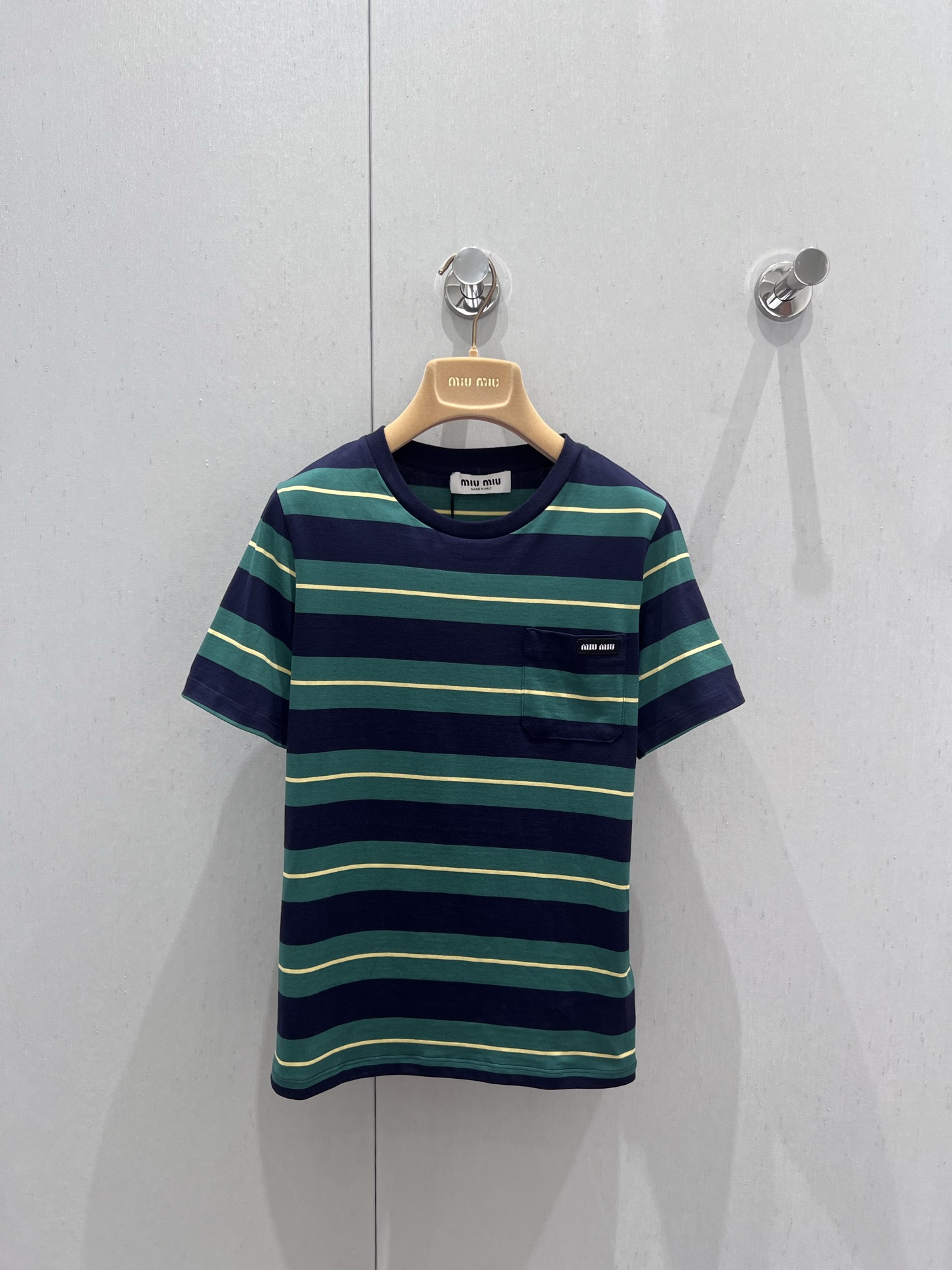 NO:425385,Support replacement Miumi* 25Ss spring and summer new model, micro-label striped short-sleeved round neck T-shirt | Exclusive yb development!  High-end production!  Made of plain cotton fabric Stripe pattern details The chest is decorated with brand logo patch logo Long straight style Ribbed neckline and hem The chest pocket is full-fitting Details online S/M/L on sale in stock Real details, Miumiu, T-shirt,tees, t-shirt,alexander wang19860909支持换款 Miumi* 25Ss春夏新款 微标条纹短袖圆领T恤丨独家yb开发！高版出品！采用平纹棉质面料制作 条纹图案细节 胸前饰有品牌标识贴布徽标 长款直筒版型 罗纹领口和下摆男女同款 胸前口袋是全对格做法 细节感在线 现货发售S/M/L 实拍细节图,,miumiu,T-shirt,tees，t-shirt,alexander wang,Women's clothing