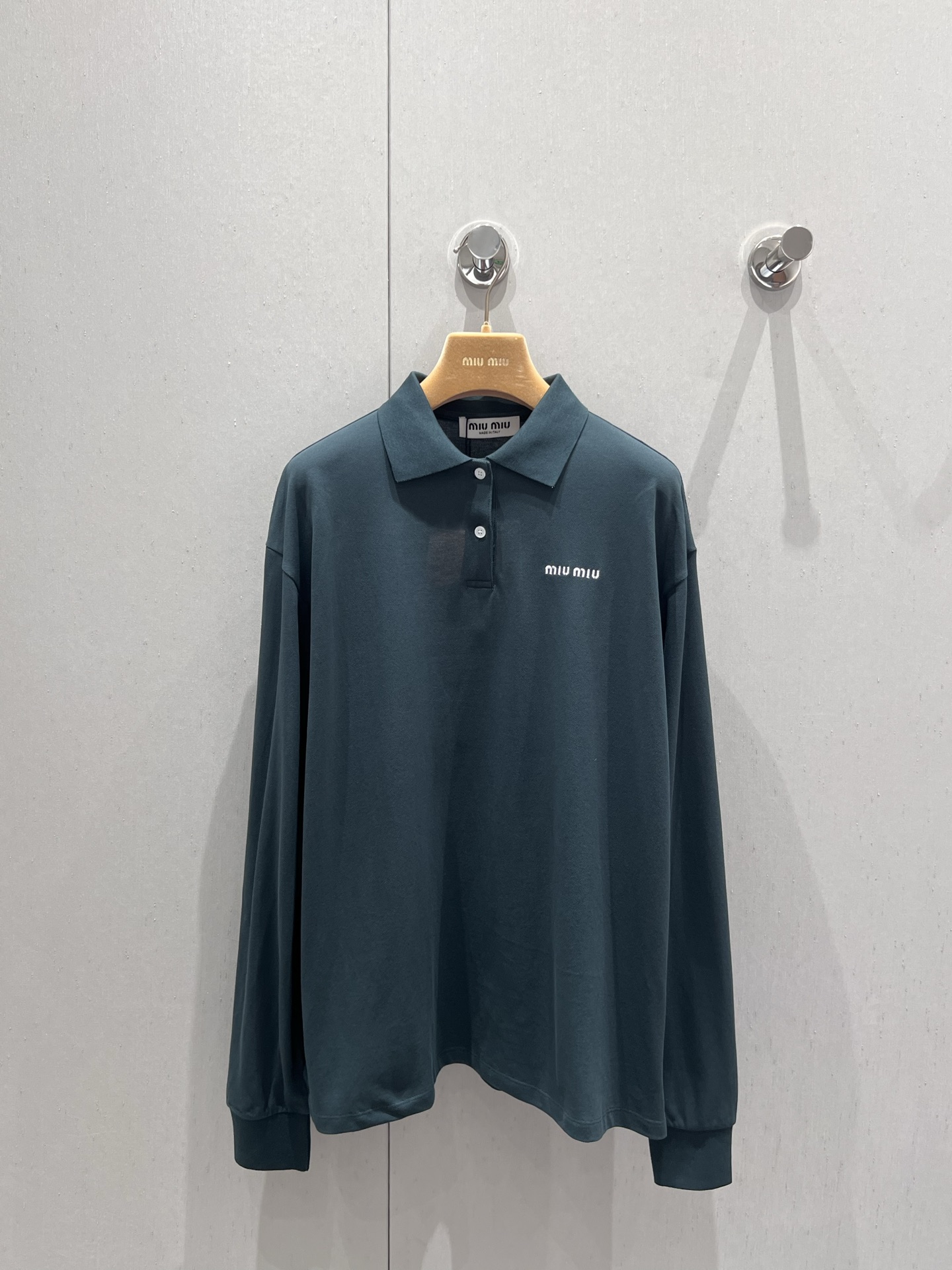 NO:411099,Support replacement Miumi* 25Ss spring and summer new style, letter embroidered lapel polo loose casual long-sleeved top | Exclusive yb development!  High-end production!  Love the fashionable style of intellectuals!  Overzise loose fit and fashionable essentials unlock all outfits!  Customized ribbed collars are stylish and high-end!  Highly recommend the model for keeping, the same model for men and women!  S/M/L live details, miumiu, alexander wang19860909支持换款 Miumi* 25Ss春夏新款 字母刺绣翻领polo宽松休闲长袖上衣丨独家yb开发！高版出品！超爱知识分子时髦风！overzise宽松版型时髦精必备单品解锁所有穿搭！定制罗纹领时髦又高级！强烈推荐自留款,男女同款！现货发售S/M/L 实拍细节图,,miumiu,alexander wang,Women's clothing