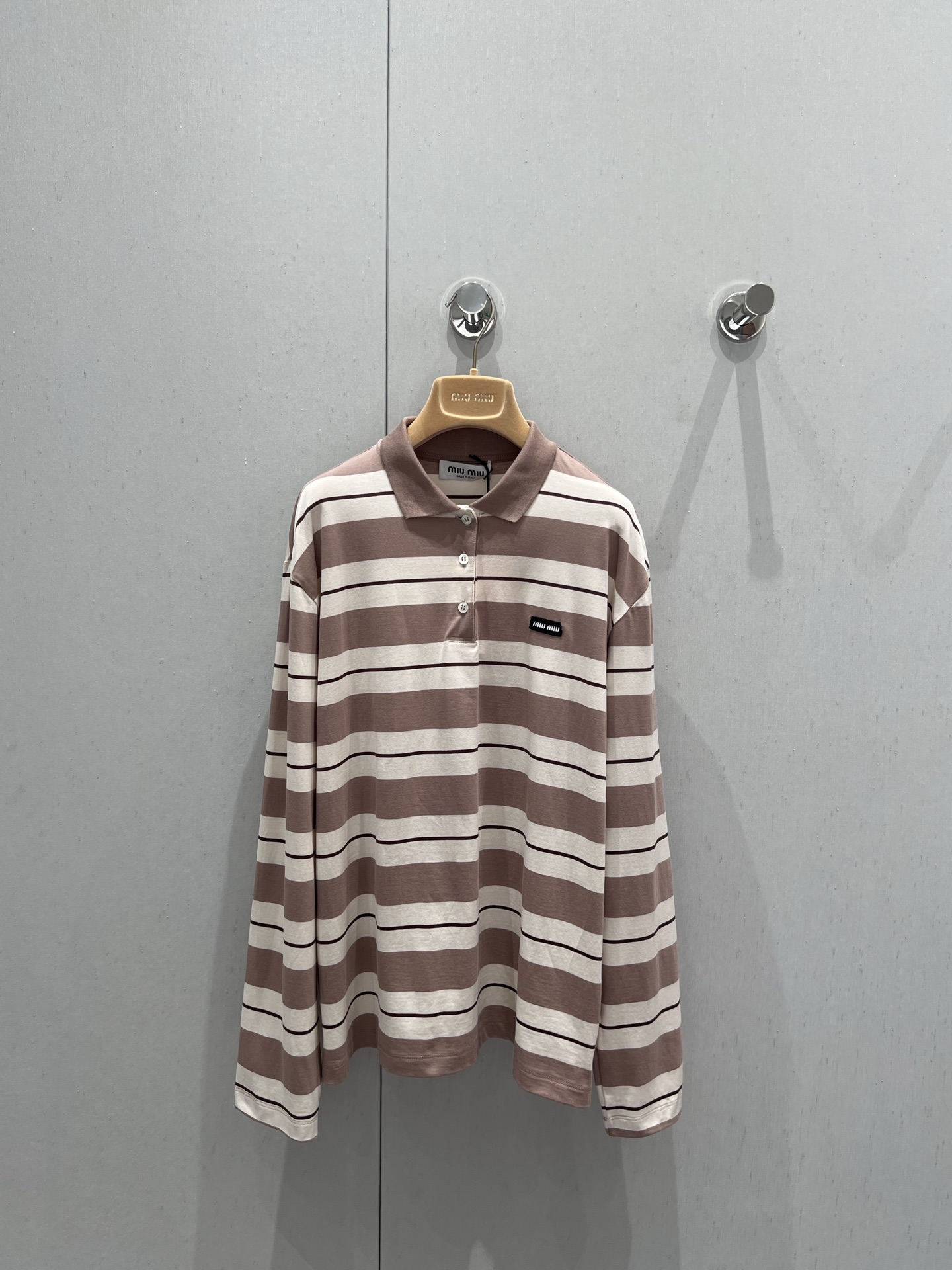 NO:332893,Support replacement Miumi* 25Ss spring and summer new logo contrasting striped lapel contrasting color long-sleeved T-shirt | Exclusive yb development!  High-end production!  Soft and glutinous but not without bones. Classic contrasting stripes, low-key and not exaggerated, simple and charming. Lapel design, modifying neck lines. Embroidered letter design on the chest adds a sense of design to the overall casual atmosphere. Loose and slim style, without restraint on the upper body. S/M/L style for sale. Real details of S/M/L, miumiu,tees, t-shirt, alexander wang19860909支持换款 Miumi* 25Ss春夏新款 徽标撞色条纹翻领撞色长袖T恤丨独家yb开发！高版出品！软软糯糯却又不失筋骨感.经典撞色条纹,低调不浮夸,简单有魅力.翻领设计,修饰颈部线条.胸前徽标刺绣字母设计,在整体的休闲氛围中增添设计感.宽松显瘦的版型,上身无束缚感.男女同款 发售S/M/L实拍细节图,,miumiu,tees，t-shirt,alexander wang,Women's clothing