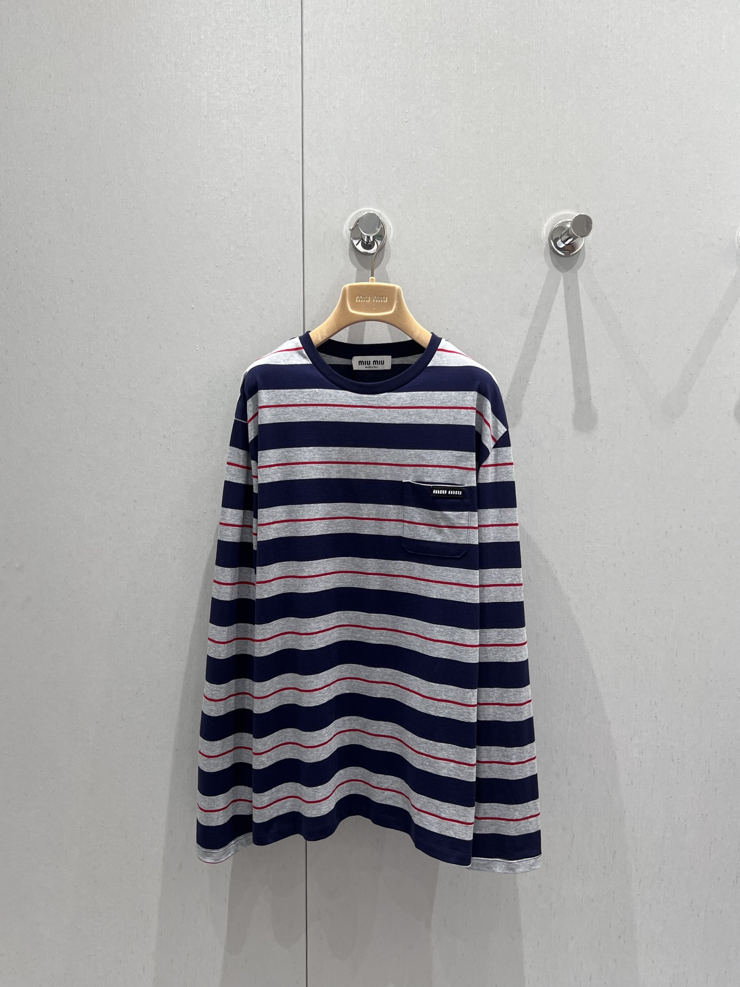 NO:335113,Support replacement Miumi* 25Ss spring and summer new model, micro-label striped loose long-sleeved T-shirt | Exclusive yb development!  High-end production!  All cotton material, breathable and comfortable, full texture, loose long-sleeved top cut, the upper body presents a casual and lazy style, the whole body is intertwined with blue and gray stripes, the neckline is the same color, which increases the sense of casualness, the inner wear is brilliant and fashionable, the upper edge of the chest pocket embellishes the brand style, made of gram-weight pure cotton, comfortable and easy to wear, all seasons of fashionable outfit, S/M/L, real photos, detailed pictures, miumiu,tees, t-shirt, alexander wang19860909支持换款 Miumi* 25Ss春夏新款 微标条纹宽松长袖T恤丨独家yb开发！高版出品！全棉材质 透气舒适 质感十足 宽松长袖上衣裁剪 上身呈现休闲慵懒的穿搭格调 通体蓝灰条纹粗细交错 领口同色系包边 增加穿搭美高休闲感 单穿内搭都出彩时髦 胸前口袋上缘点缀徽标 凸显品牌格调 采用克重纯棉制成 舒适好穿 四季时尚穿搭 现货发售S/M/L 实拍细节图,,miumiu,tees，t-shirt,alexander wang,Women's clothing