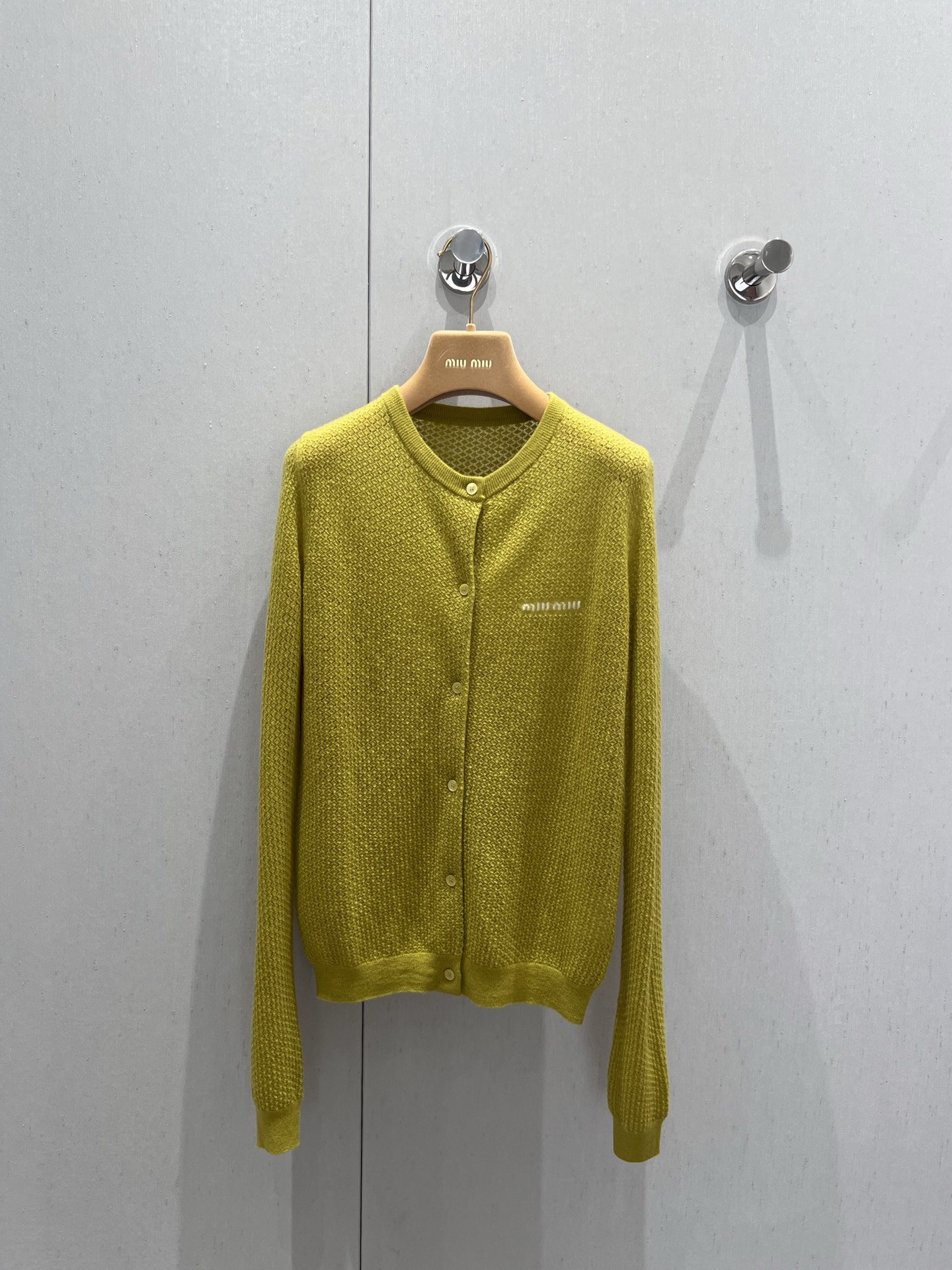 NO:430284,Support replacement Miumi* 25Ss spring and summer new style, tender pink diamond-shaped hollow knitted cardigan丨Exclusive yb development!  High-end production!  Very young girls' pink cardigans, with a refreshing and tender pink, the colors and details are really beautiful, and they are full of girlish aura!  Round neck cardigan style, fine ribbed trim, customized round button closure on the same color, classic logo logo embellishment on the chest highlights the style, and the fitting style can easily wear a good proportion. You can match the same series of knitted short sleeves with a set of vibrant and cute and gentle, and pair it with shorts or skirts to easily create a pink and beautiful girl outfit. S/M/L real-life details pictures on sale, miumiu, skirts, shorts, T-shirt, alexander wang19860909支持换款 Miumi* 25Ss春夏新款 嫩粉色菱格镂空针织开衫丨独家yb开发！高版出品！很少女粉嫩小开衫,元气减龄嫩粉色,颜色和细节真的美爆了,少女气息十足！圆领开襟衫版型,精细罗纹边饰,对版定制同色调圆扣开合,胸口饰经典logo徽标嵌花凸显格调,合身版型轻松穿出好比例,可以和同系列针织短袖一套搭配元气可爱又温柔,搭配短裤或者半裙轻松打造粉嫩美少女穿搭 现货发售S/M/L实拍细节图,,miumiu,skirts,shorts,T-shirt,alexander wang,Women's clothing