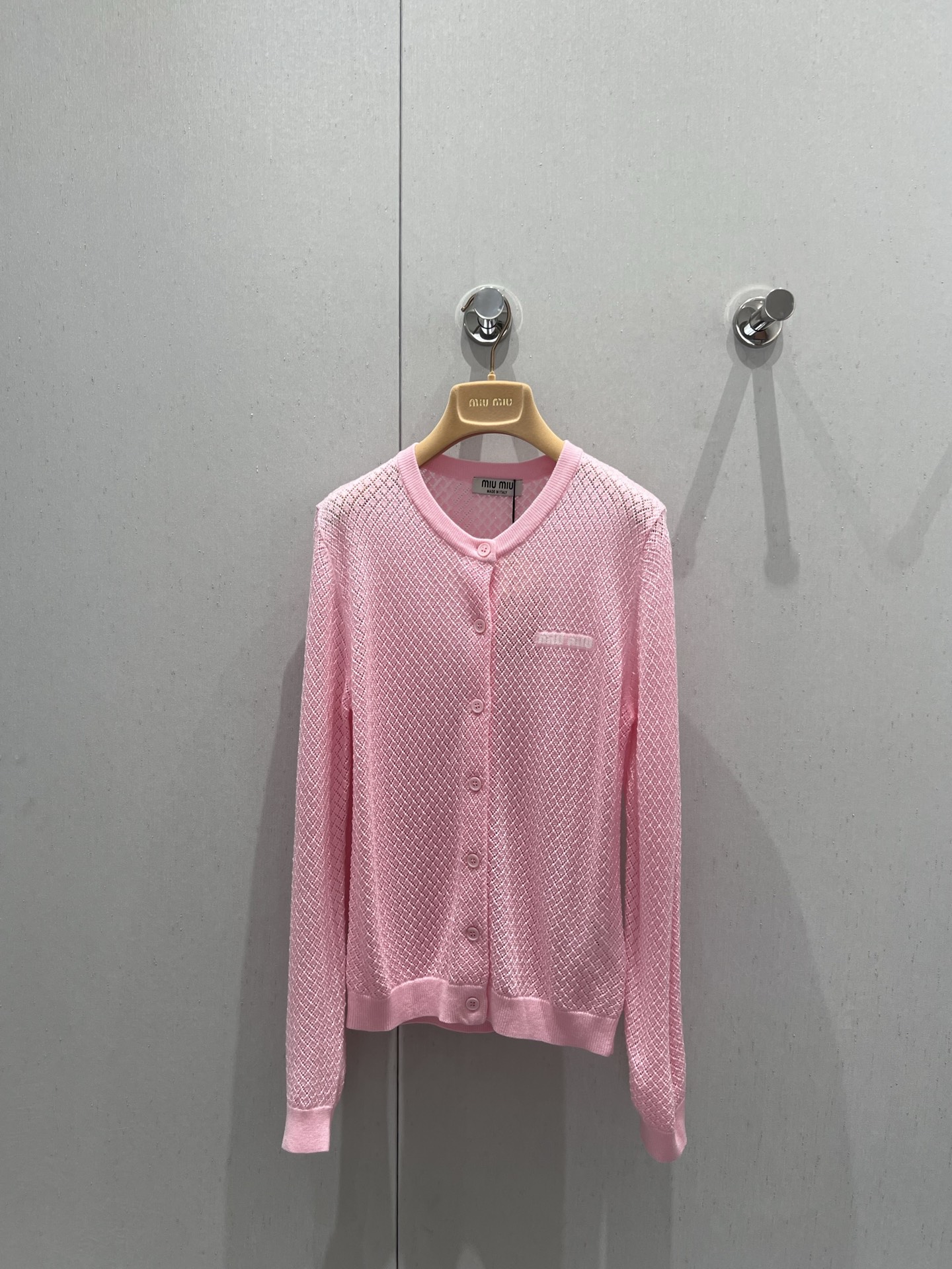 NO:430276,Support replacement Miumi* 25Ss spring and summer new style, tender pink diamond-shaped hollow knitted cardigan丨Exclusive yb development!  High-end production!  Very young girls' pink cardigans, with a refreshing and tender pink, the colors and details are really beautiful, and they are full of girlish aura!  Round neck cardigan style, fine ribbed trim, customized round button closure on the same color, classic logo logo embellishment on the chest highlights the style, and the fitting style can easily wear a good proportion. You can match the same series of knitted short sleeves with a set of vibrant and cute and gentle, and pair it with shorts or skirts to easily create a pink and beautiful girl outfit. S/M/L real-life details pictures on sale, miumiu, skirts, shorts, T-shirt, alexander wang19860909支持换款 Miumi* 25Ss春夏新款 嫩粉色菱格镂空针织开衫丨独家yb开发！高版出品！很少女粉嫩小开衫,元气减龄嫩粉色,颜色和细节真的美爆了,少女气息十足！圆领开襟衫版型,精细罗纹边饰,对版定制同色调圆扣开合,胸口饰经典logo徽标嵌花凸显格调,合身版型轻松穿出好比例,可以和同系列针织短袖一套搭配元气可爱又温柔,搭配短裤或者半裙轻松打造粉嫩美少女穿搭 现货发售S/M/L实拍细节图,,miumiu,skirts,shorts,T-shirt,alexander wang,Women's clothing