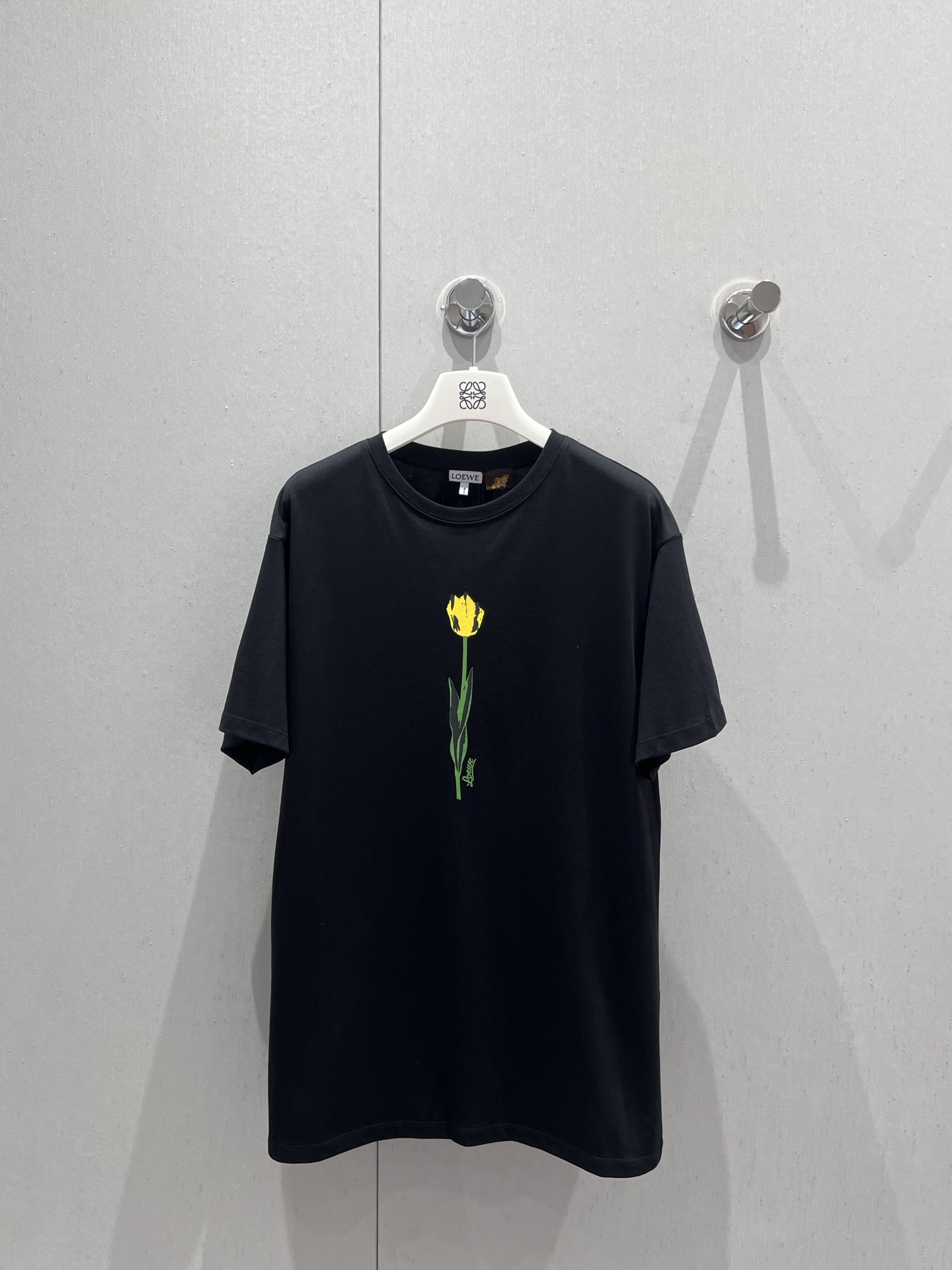 NO:332890,Support replacement Loew* 25Ss spring and summer new style flower print round neck short-sleeved T-shirt | Exclusive yb development!  High-end production!  Loose shoulder-length short-sleeved T-shirt cut to highlight the brand style. Made of gram-weight pure cotton, slightly elastic, and slim visual effect. Hand-painted single flowers on the front echo the bunch of flowers on the back. Embellish the iconic letter logo. The brand's own fashion sense is instantly created. Create a fashionable style with age reduction. The inner wear is unique and fashionable. S/M/L real photos are available in stock. Loewe, T-shirt,tees, t-shirt,alexander wang19860909支持换款 Loew* 25Ss春夏新款 花朵印花圆领短袖T恤丨独家yb开发！高版出品！宽松落肩短袖T恤裁剪 凸显品牌格调 采用克重纯棉制成 略带有弹力 呈现显瘦视觉效果 正面手绘单支花朵 与背面成束花朵形成呼应 点缀标志性字母徽标 品牌自带的时尚感立现 随心打造减龄时髦风格 单穿内搭都出彩时髦 现货发售S/M/L实拍细节图,,loewe,T-shirt,tees，t-shirt,alexander wang,Women's clothing