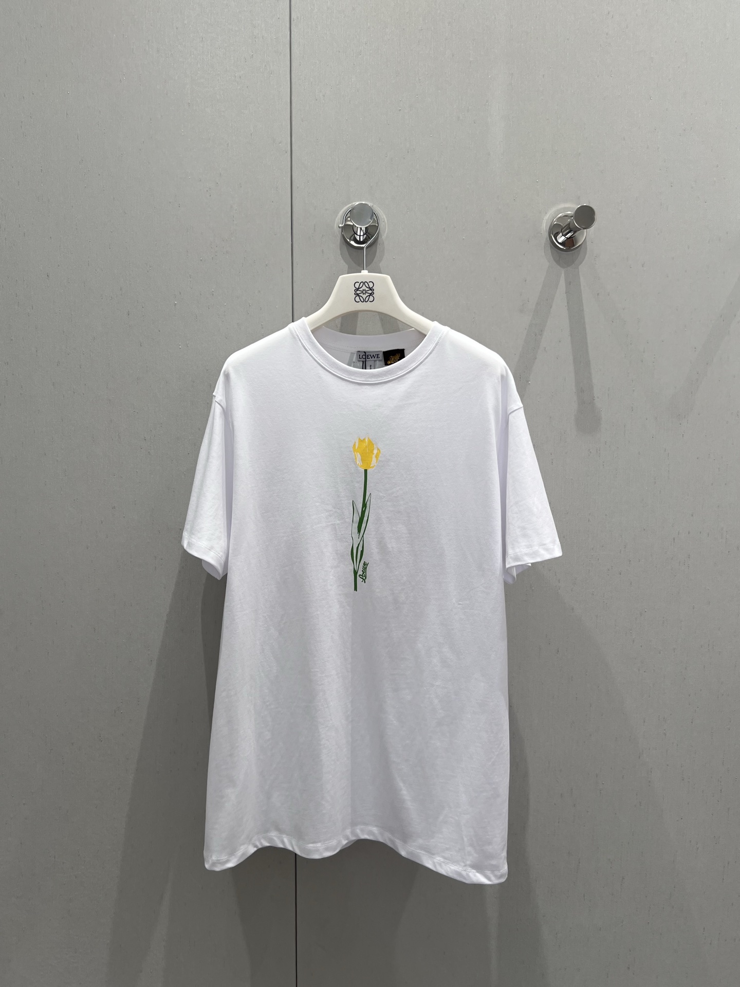 NO:332871,P. Support for replacement Loew* 25Ss spring and summer new style flower printed round neck short-sleeved T-shirt | Exclusive yb development!  High-end production!  Loose shoulder-length short-sleeved T-shirt cut to highlight the brand style. Made of gram-weight pure cotton, slightly elastic, and slim visual effect. Hand-painted single flowers on the front echo the bunch of flowers on the back. Embellish the iconic letter logo. The brand's own fashion sense is instantly created. Create a fashionable style with age reduction. The inner wear is unique and fashionable. S/M/L real photos are available in stock. Loewe, T-shirt,tees, t-shirt,alexander wang19860909P.支持换款 Loew* 25Ss春夏新款 花朵印花圆领短袖T恤丨独家yb开发！高版出品！宽松落肩短袖T恤裁剪 凸显品牌格调 采用克重纯棉制成 略带有弹力 呈现显瘦视觉效果 正面手绘单支花朵 与背面成束花朵形成呼应 点缀标志性字母徽标 品牌自带的时尚感立现 随心打造减龄时髦风格 单穿内搭都出彩时髦 现货发售S/M/L实拍细节图,,loewe,T-shirt,tees，t-shirt,alexander wang,Women's clothing