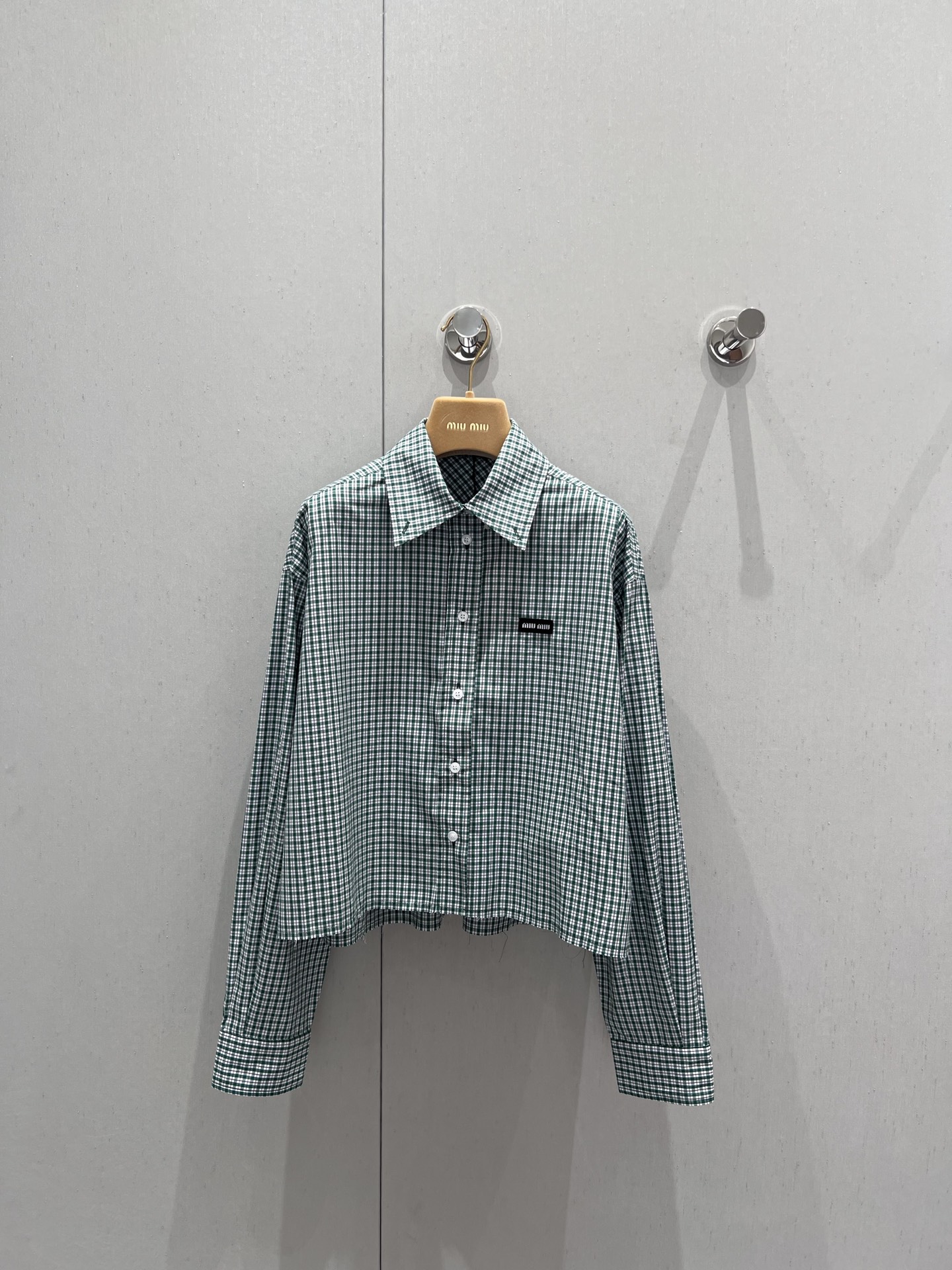 NO:414492,Support replacement Miumi* 25Ss spring and summer new style, green checked lapel short long-sleeved shirt丨Exclusive yb development!  High-end production!  Continue to the miu accent, the girl group college style moves, yb customized plaid patterns, full style, cut in place, zero changes, and exquisite embroidery, the details and workmanship are in place. S/M/L real photos, Miumiu,shirts,alexander wang19860909支持换款 Miumi* 25Ss春夏新款 绿色格纹翻领短款长袖衬衫丨独家yb开发！高版出品！继续miu腔调 女团学院风走起 yb定制的格子纹路 格调拉满 版型裁剪到位 零改动哦 还有精致的刺绣 细节做工品质全面到位.现货发售 S/M/L实拍细节图,,miumiu,shirts,alexander wang,Women's clothing