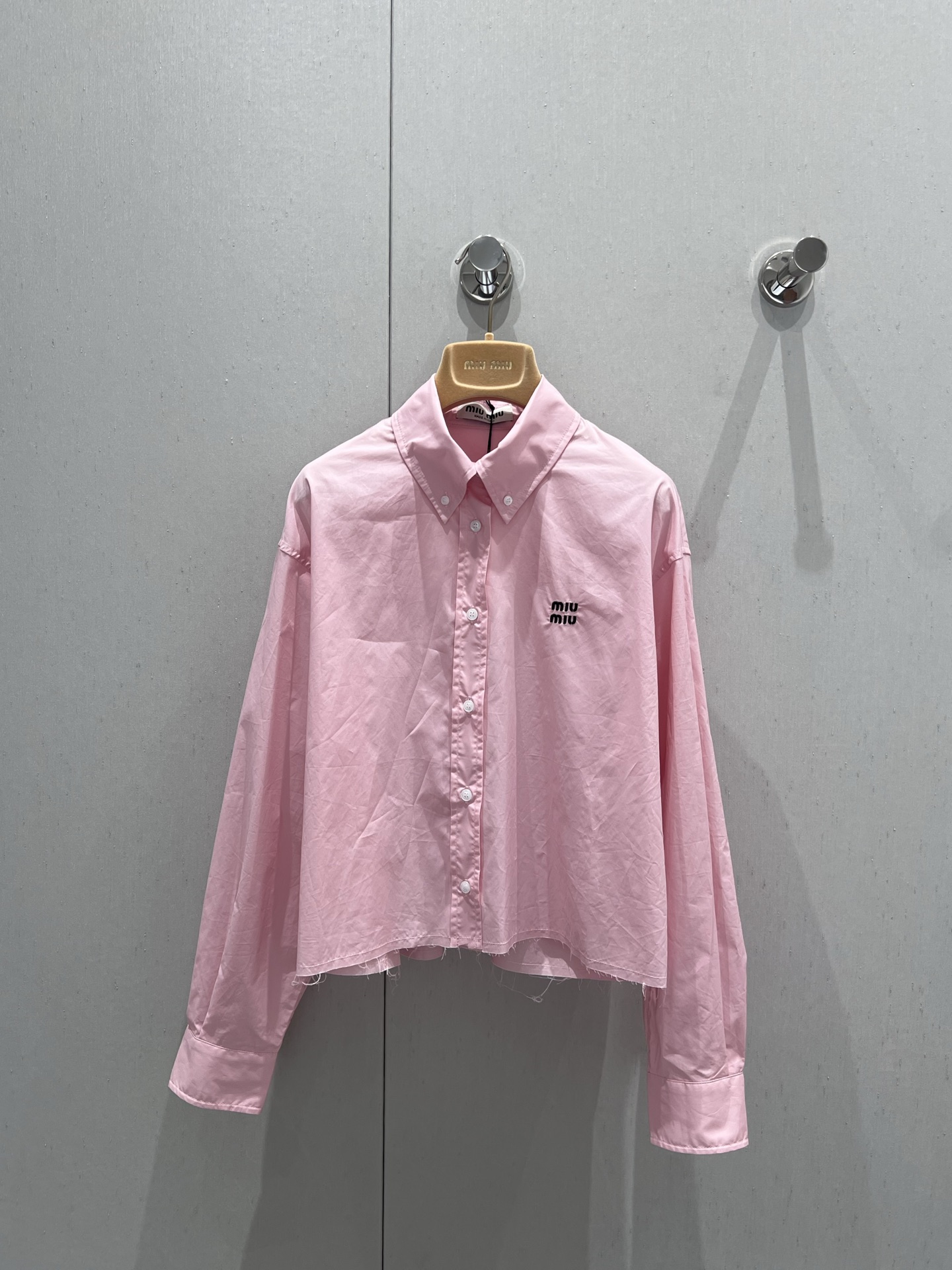 NO:333646,Support replacement Miumi* 25Ss spring and summer new style intellectual simple style short shirt丨Exclusive yb development!  High-end production!  Customized cotton shirt fabric is light and comfortable!  Positioned embroidered letters are low-key and luxurious, and the classic short straight-cut style makes the upper body look slim!  It is sweet or salty and has a versatile temperament that is not picky!  Workmanship quality depends on the details. S/M/L real photos of S/M/L are sold in stock, miumiu,shirts,alexander wang19860909支持换款 Miumi* 25Ss春夏新款 知性分子简约风短款衬衫丨独家yb开发！高版出品！定制纯棉衬衫面料质感轻盈舒适！定位刺绣字母低调奢华,经典小短款直裁版型上身巨显瘦！可甜可盐气质百搭不挑人！做工品质看细节.现货发售S/M/L实拍细节图,,miumiu,shirts,alexander wang,Women's clothing